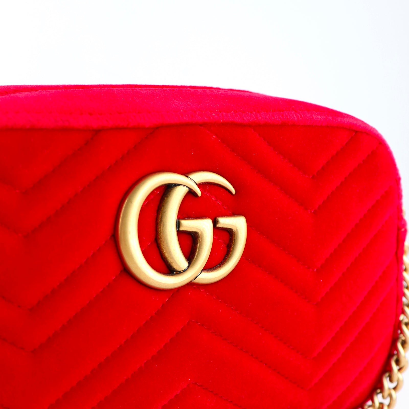 GUCCI - Sac à épaule Caméra petite taille Marmont matelassé en velours rouge