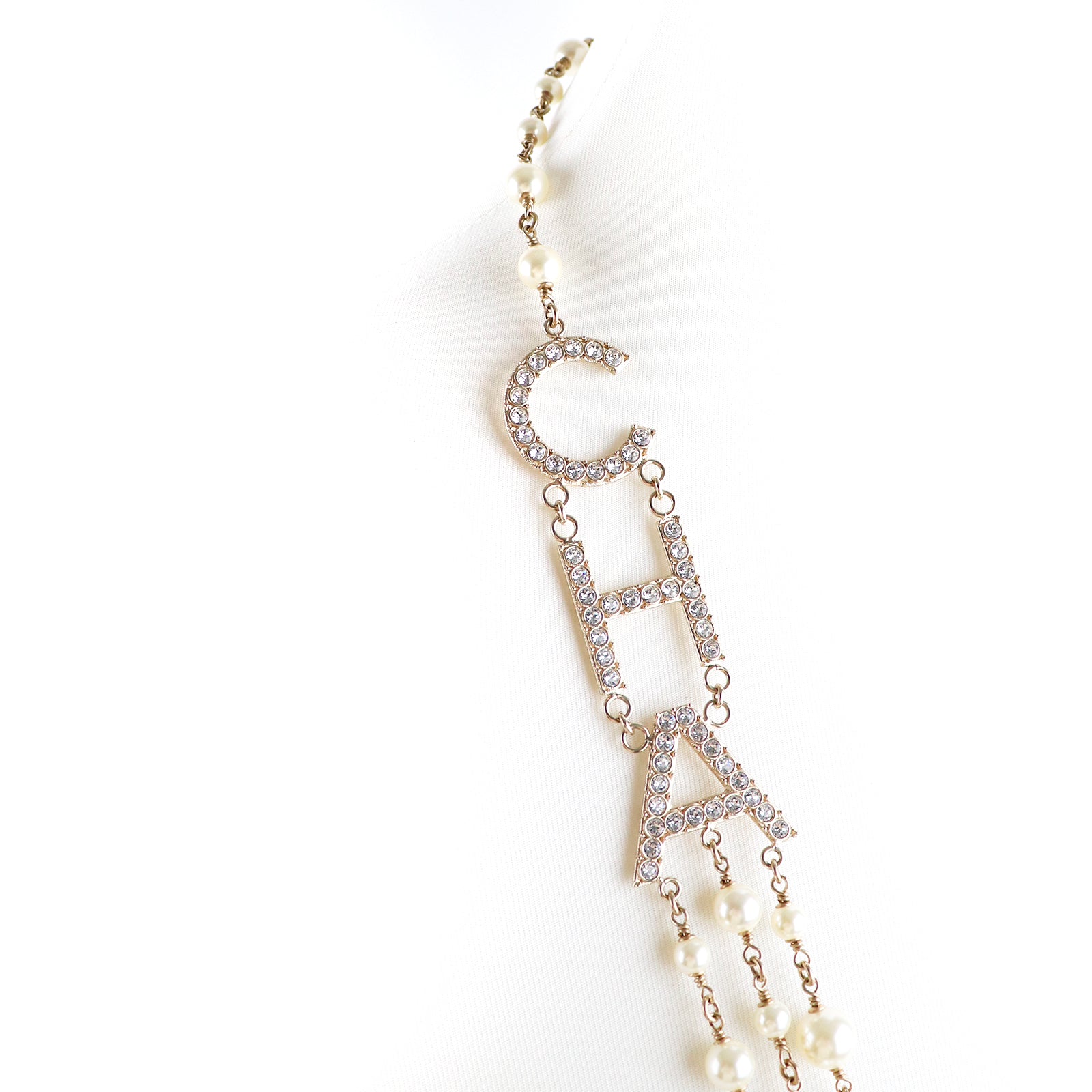 CHANEL - Sautoir B19 avec perles et logo Strass