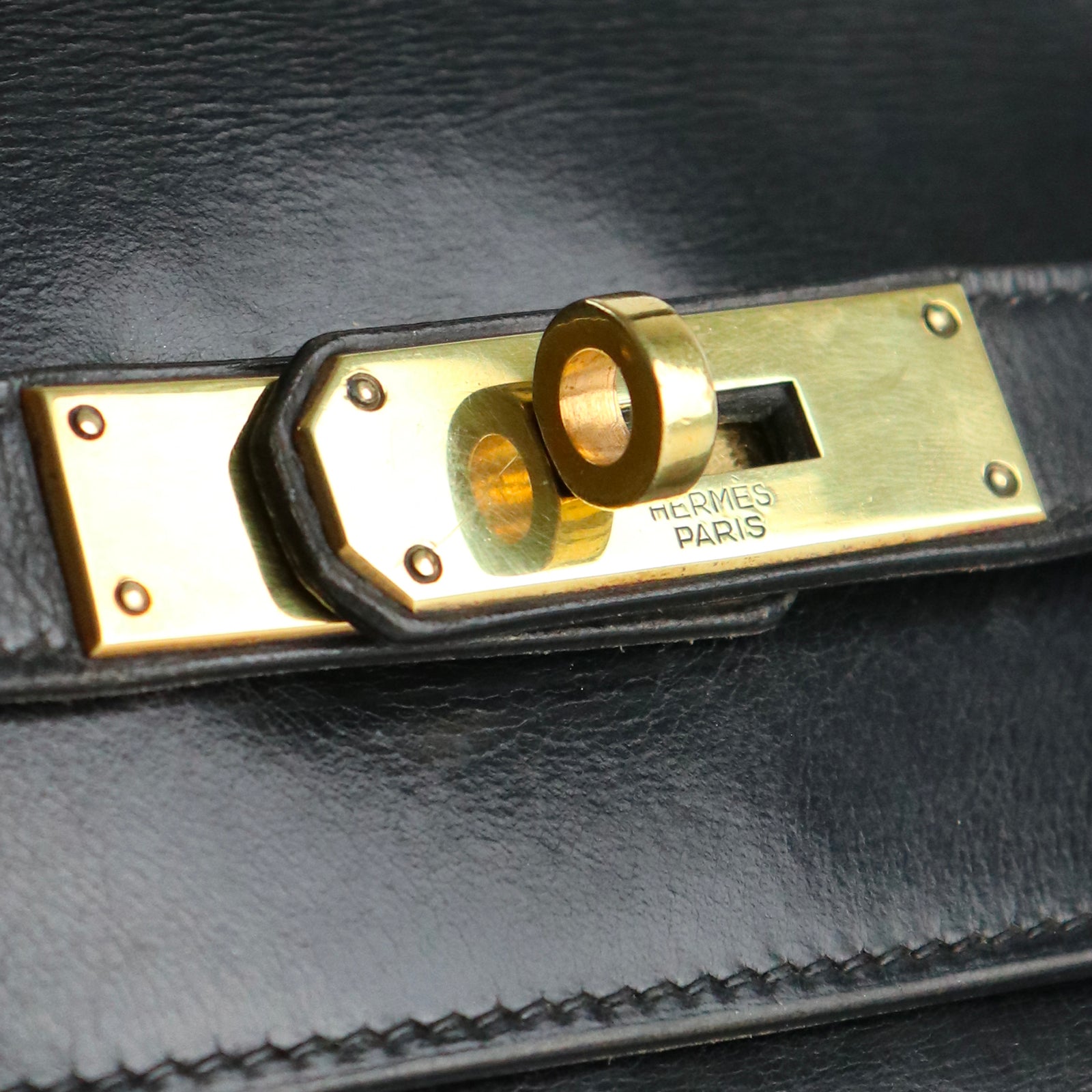 HERMÈS - Sac à main Kelly 32 en cuir box noir vintage
