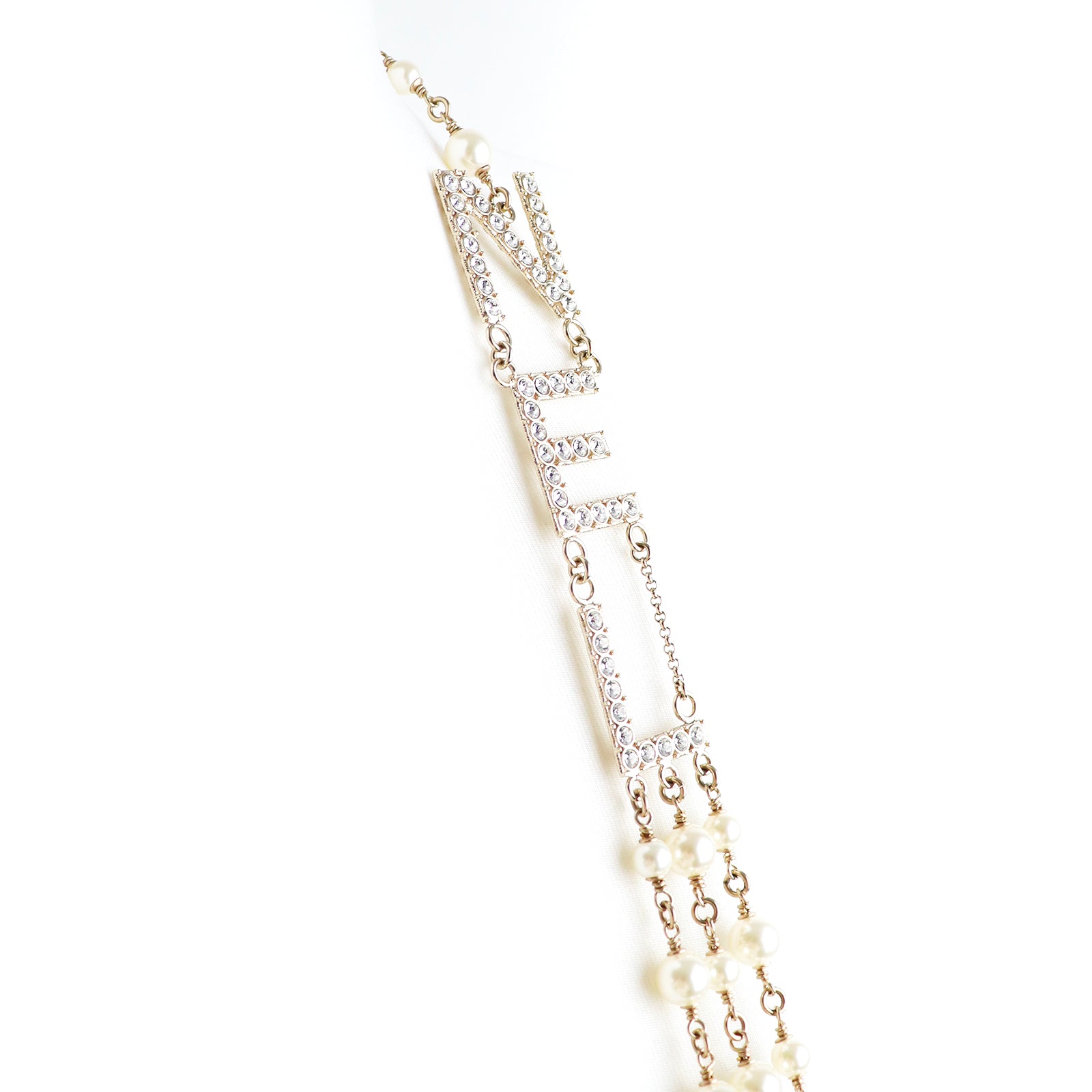 CHANEL - Sautoir B19 avec perles et logo Strass