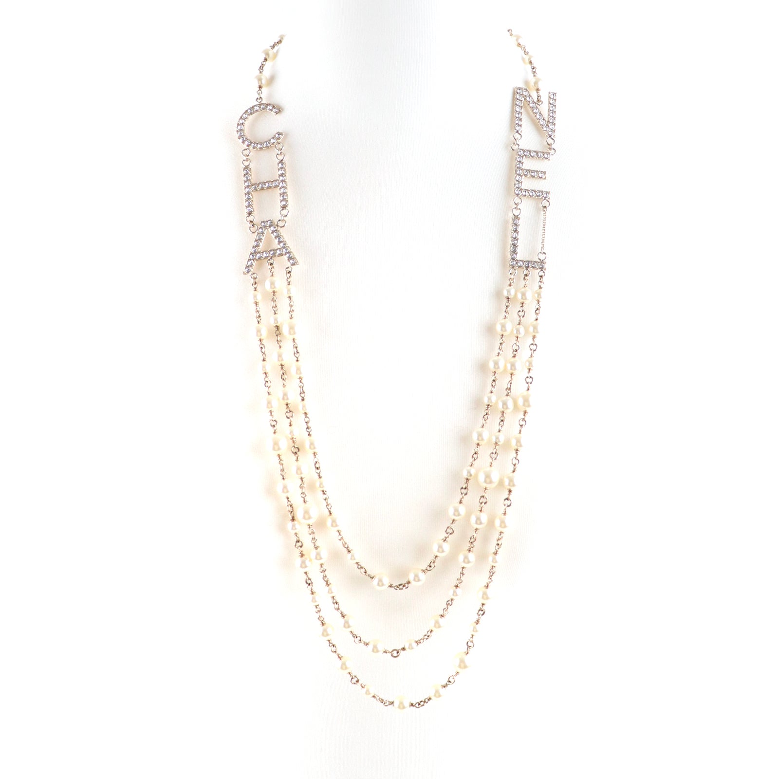 CHANEL - Sautoir B19 avec perles et logo Strass