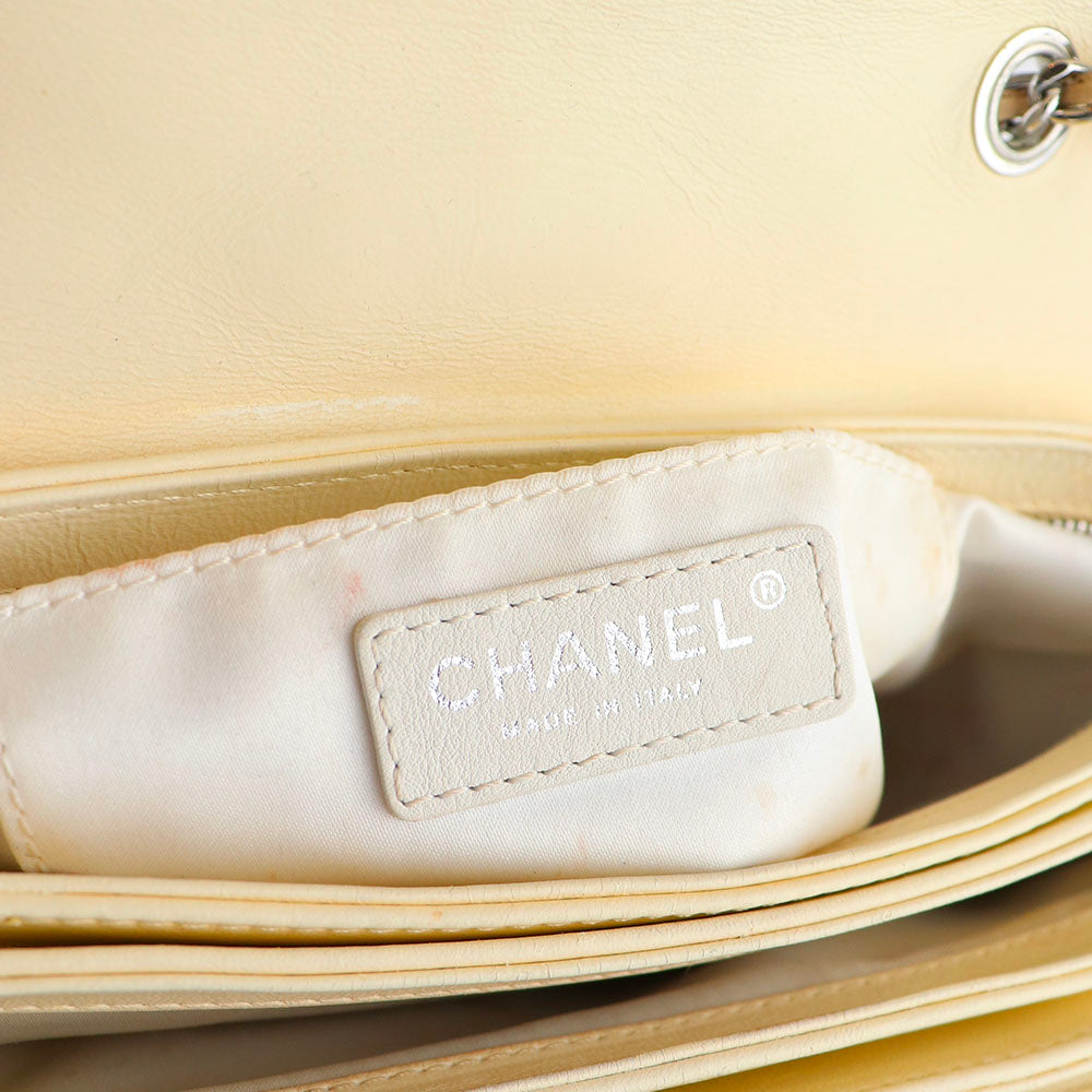 CHANEL - Sac à épaule Timeless à soufflets en cuir blanc/écru