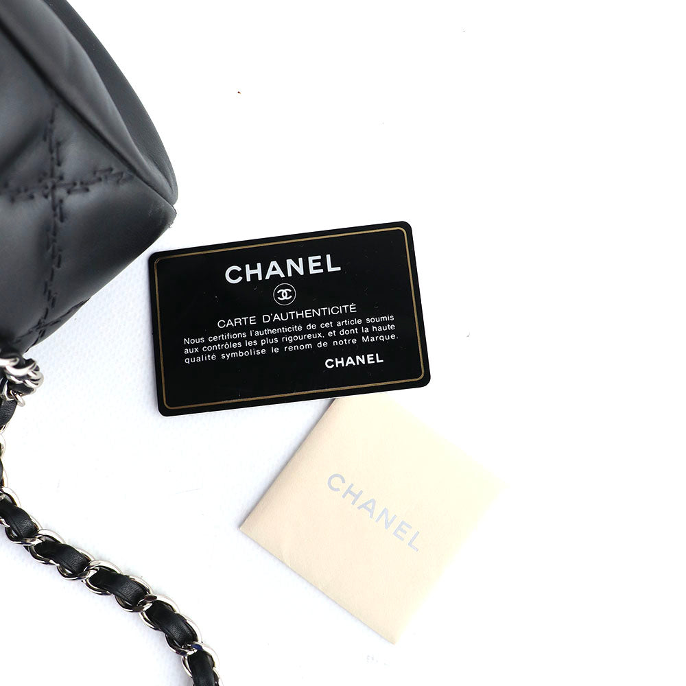 CHANEL - Sac à main Hamptons en cuir noir matelassé