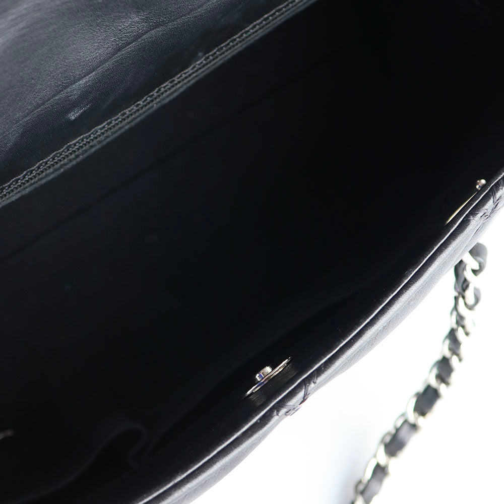 CHANEL - Sac à main Hamptons en cuir noir matelassé