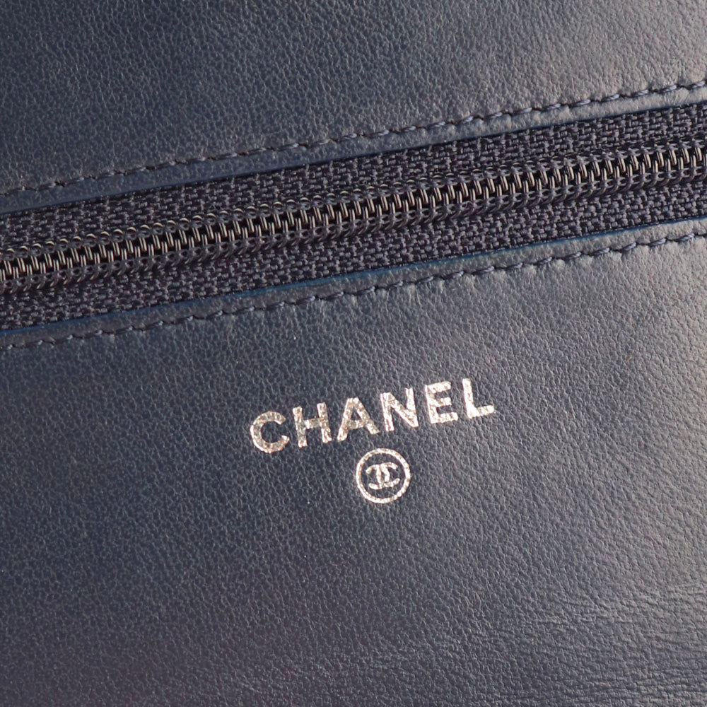 CHANEL - Sac à bandoulière Wallet On Chain Boy en cuir bleu marine