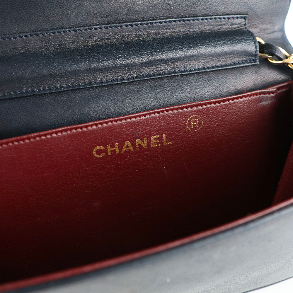 CHANEL - Sac classique à rabat vintage en cuir bleu marine