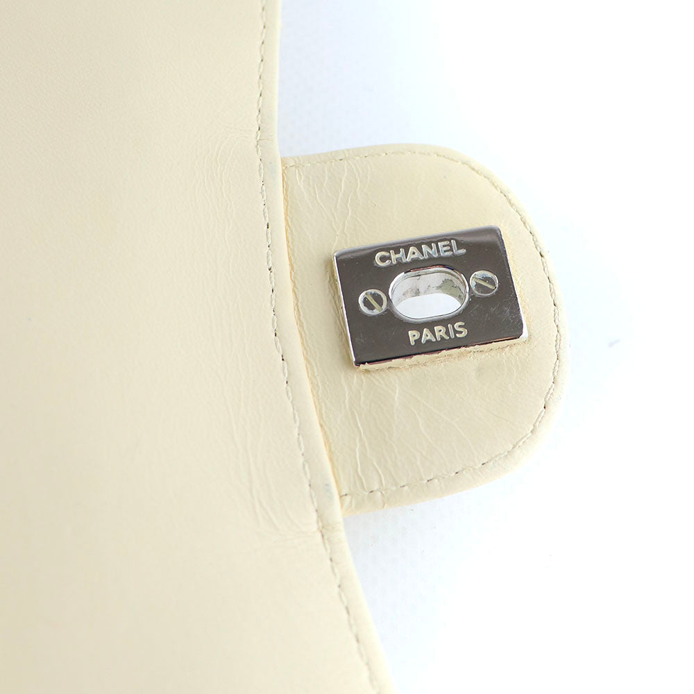 CHANEL - Sac à épaule Timeless à soufflets en cuir blanc/écru