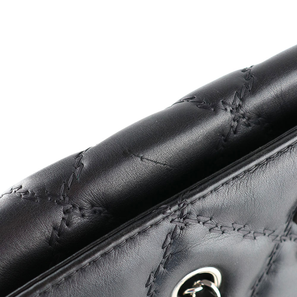 CHANEL - Sac à main Hamptons en cuir noir matelassé