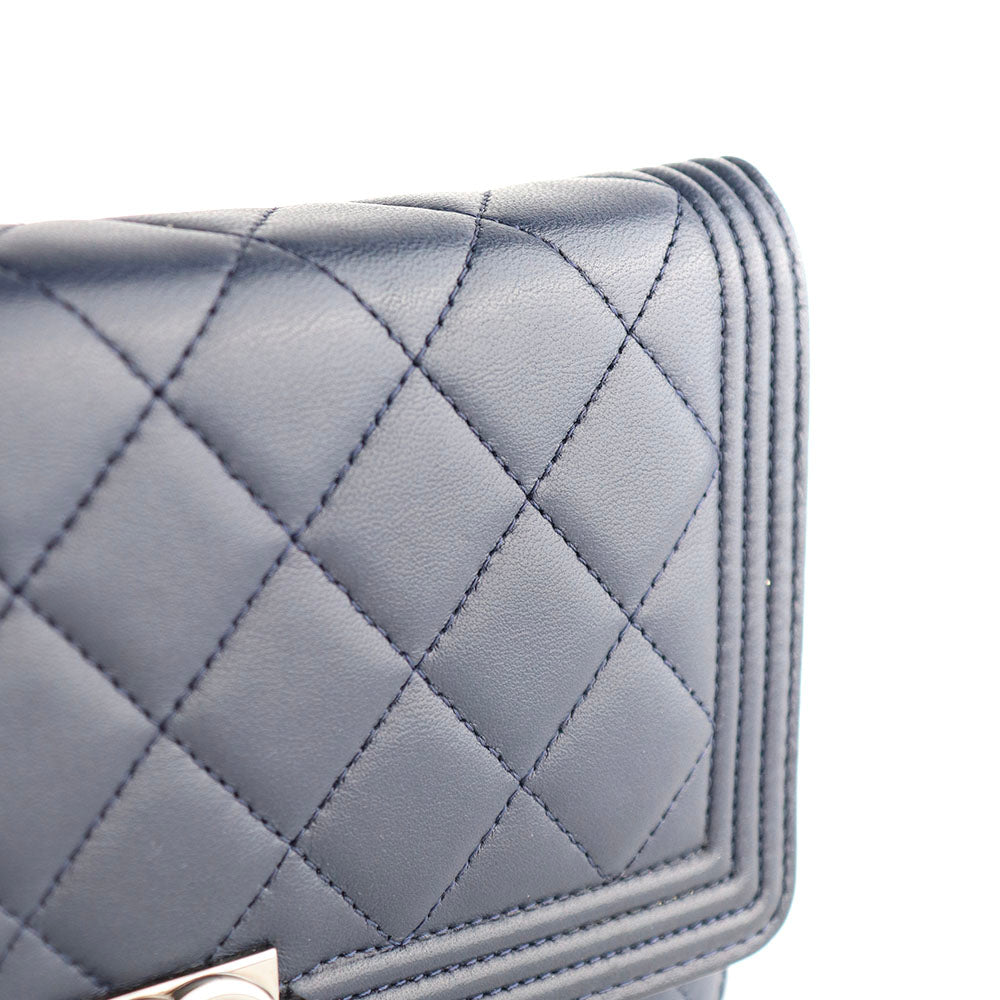 CHANEL - Sac à bandoulière Wallet On Chain Boy en cuir bleu marine