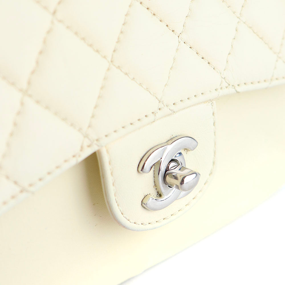 CHANEL - Sac à épaule Timeless à soufflets en cuir blanc/écru