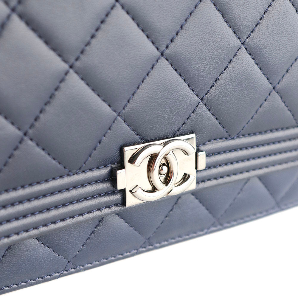 CHANEL - Sac à bandoulière Wallet On Chain Boy en cuir bleu marine