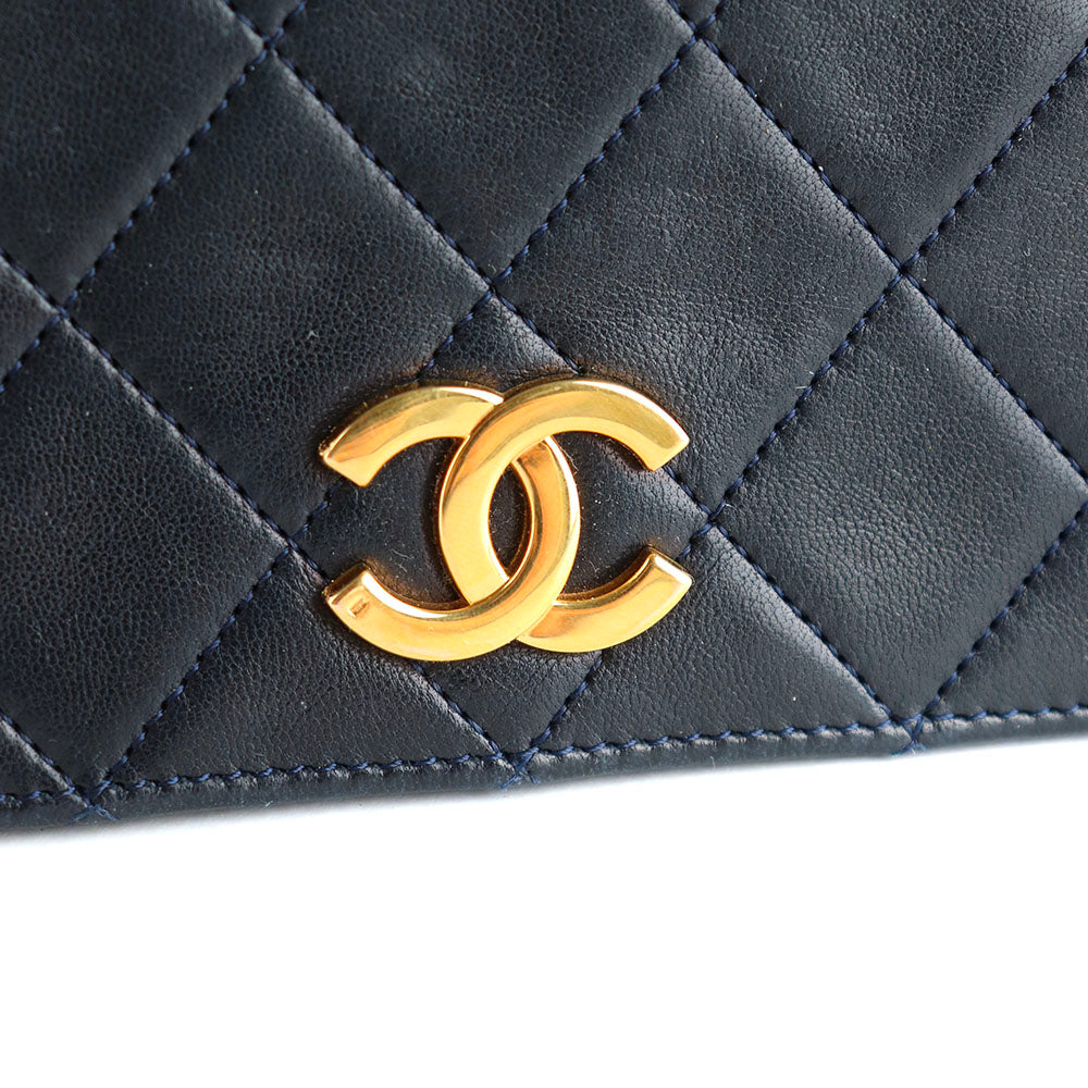 CHANEL - Sac classique à rabat vintage en cuir bleu marine