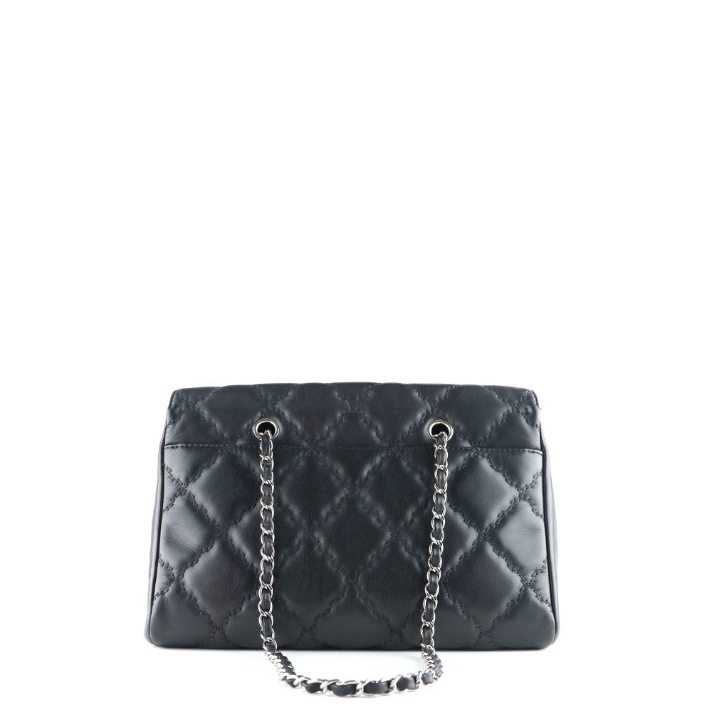 CHANEL - Sac à main Hamptons en cuir noir matelassé