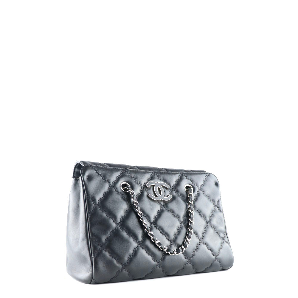 CHANEL - Sac à main Hamptons en cuir noir matelassé
