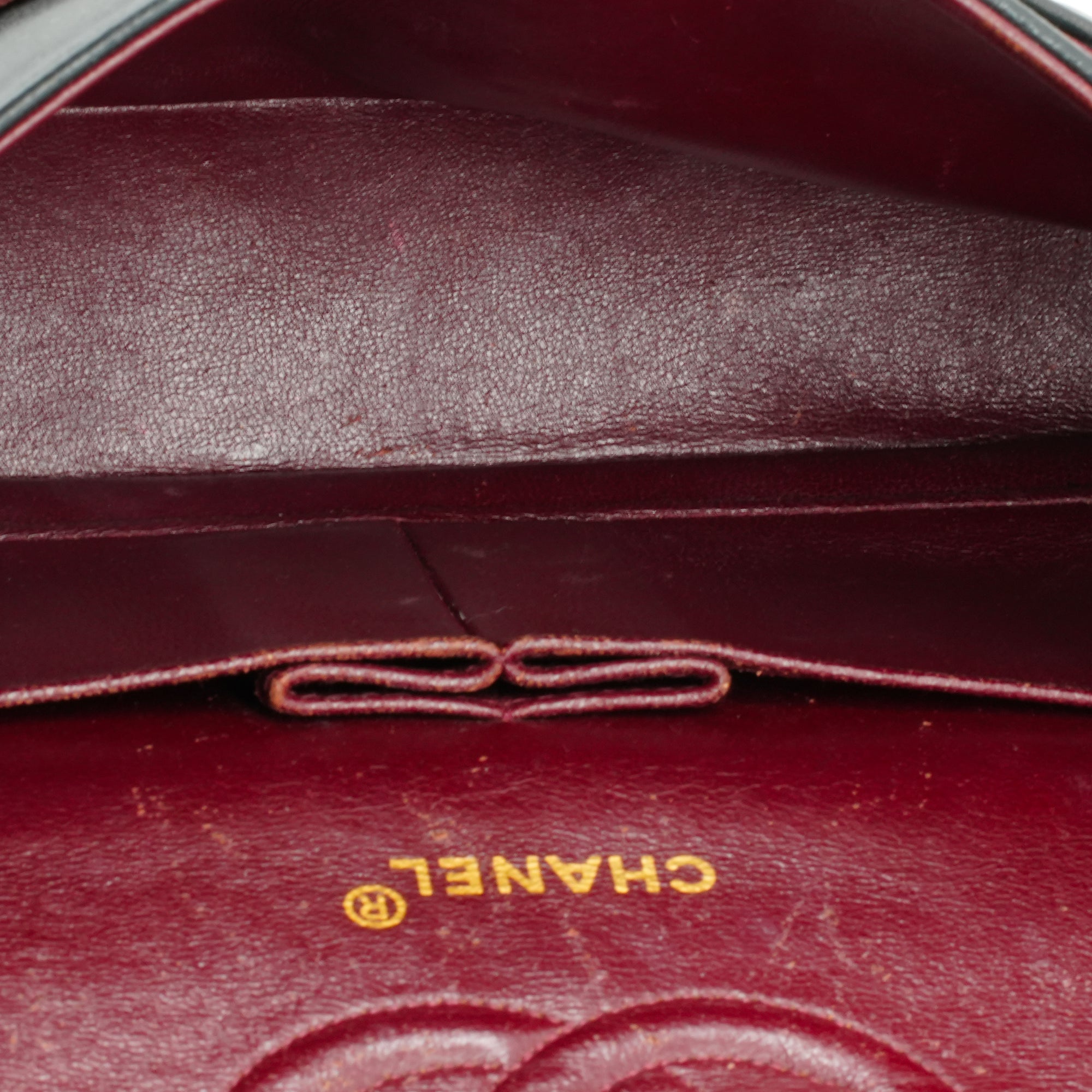 CHANEL - Sac à main Classique/Timeless medium Chanel en cuir matelassé noir vintage