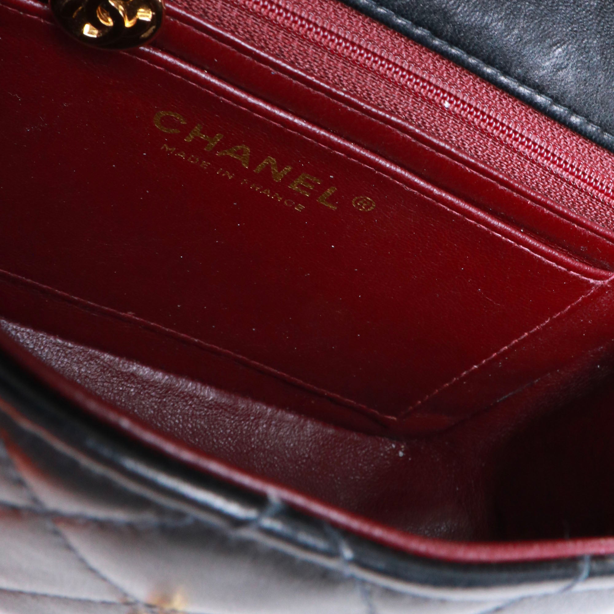 CHANEL - Sac à bandoulière Timeless Mini Square Chanel en cuir noir vintage