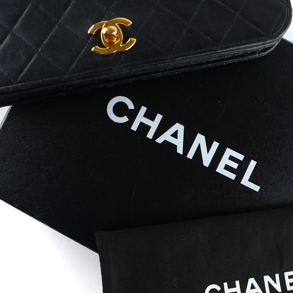 CHANEL - Sac à rabat vintage en cuir matelassé noir