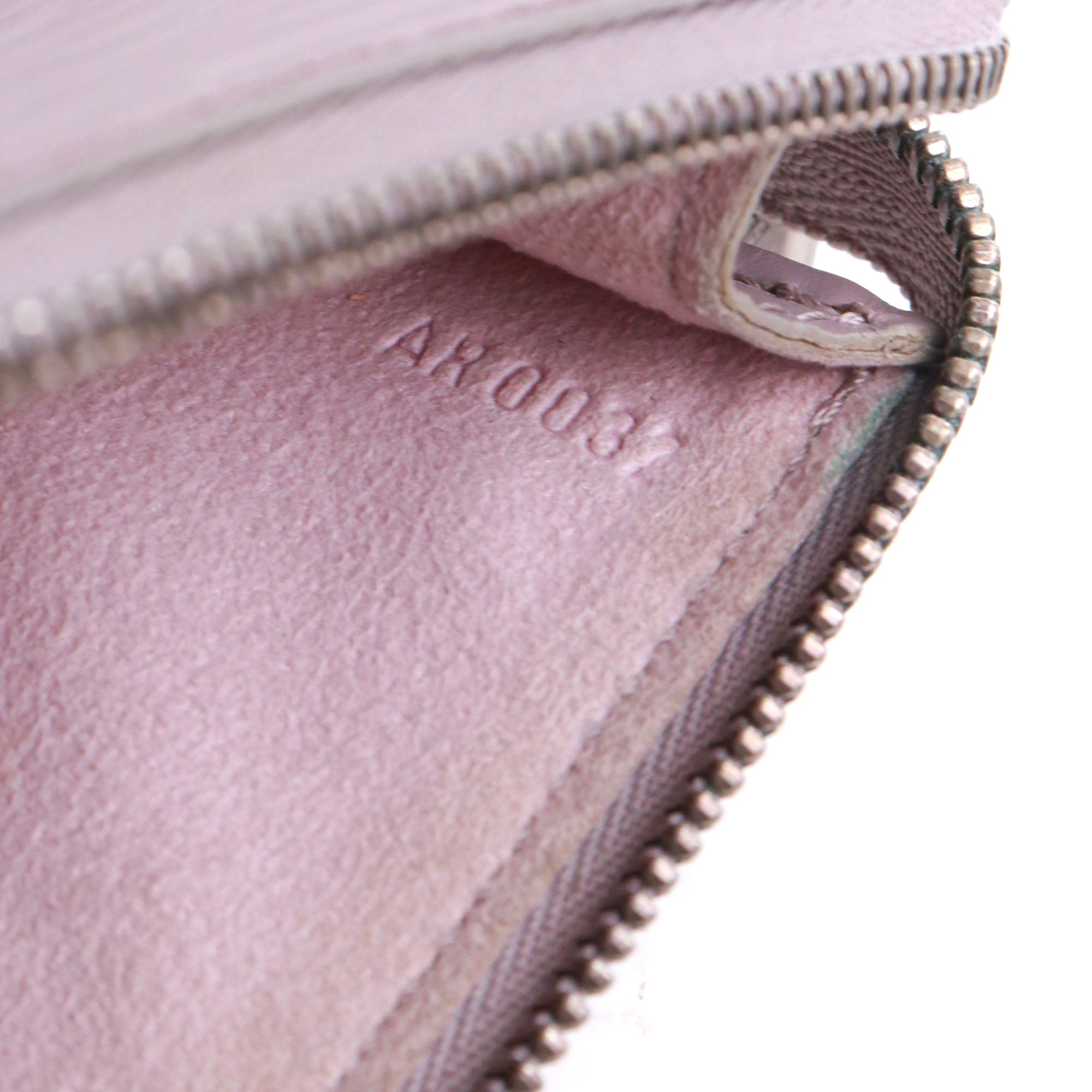 LOUIS VUITTON - Sac Pochette Accessoire Louis Vuitton en cuir épi mauve vintage