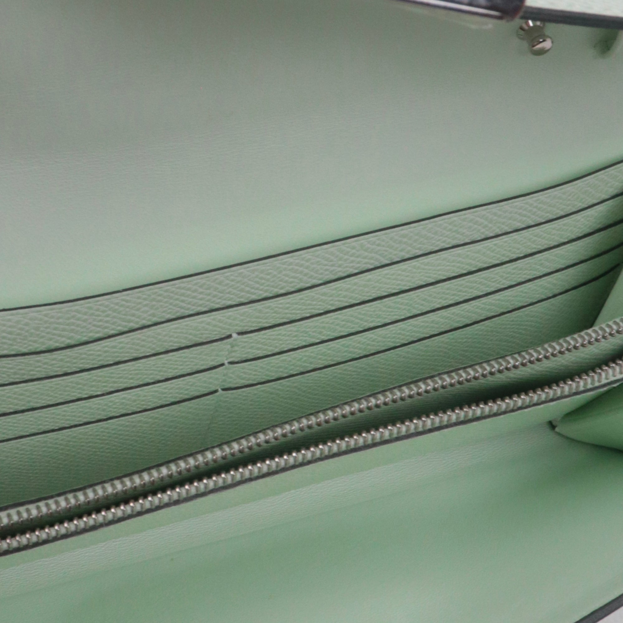 HERMÈS - Sac à bandoulière Constance To Go Hermès en cuir epsom vert fizz
