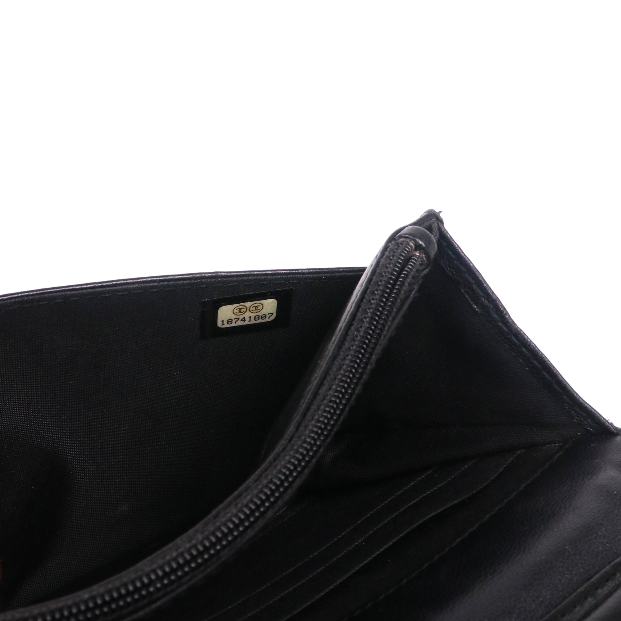 CHANEL - Sac Wallet On Chain Timeless Chanel en cuir matelassé noir