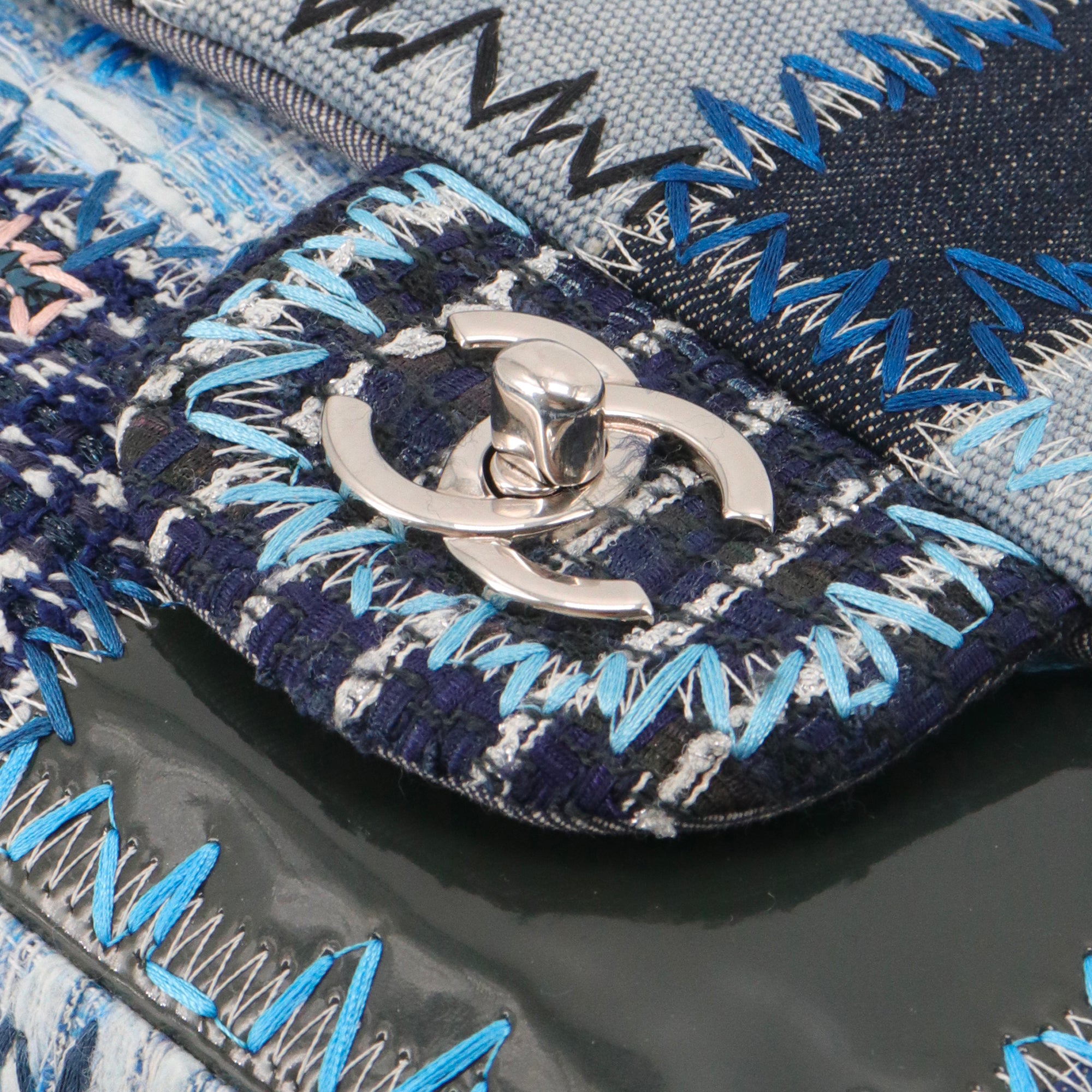 CHANEL - Sac à main Classique/Timeless Chanel simple flap Chanel en patchwork denim