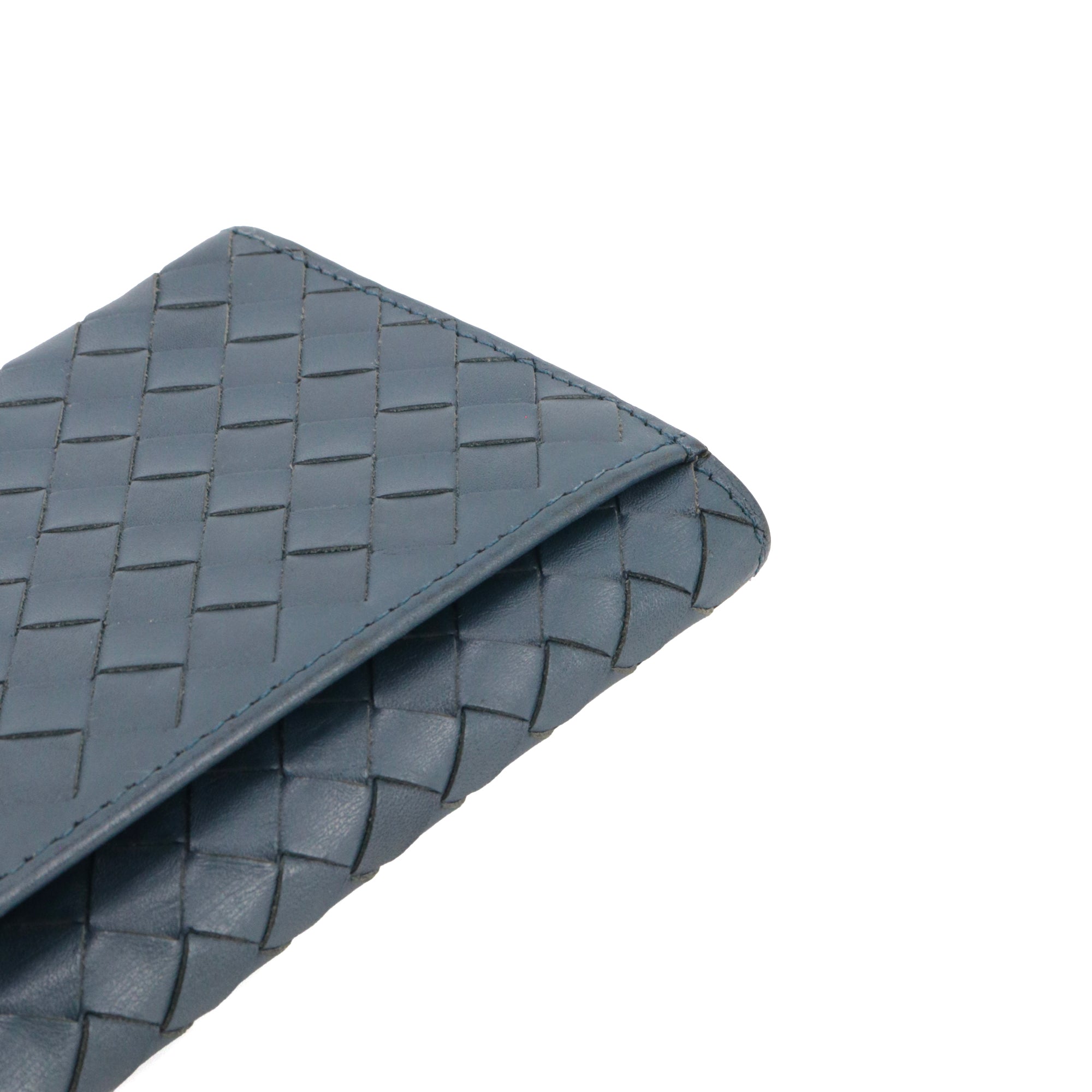 BOTTEGA VENETA - Portefeuille à rabat intrecciato Bottega Veneta en cuir bleu marine