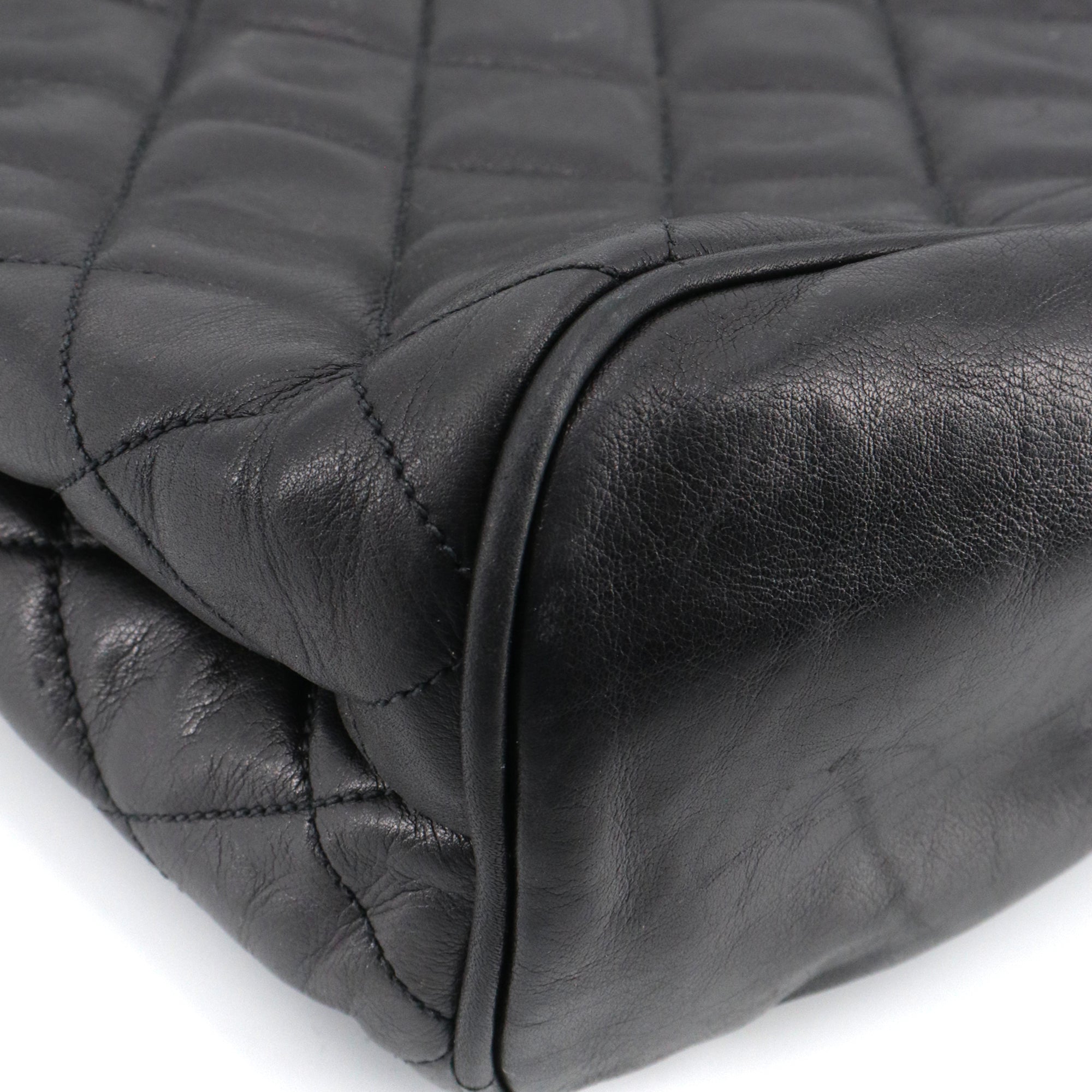 CHANEL - Sac à épaule Camera Chanel en cuir matelassé noir