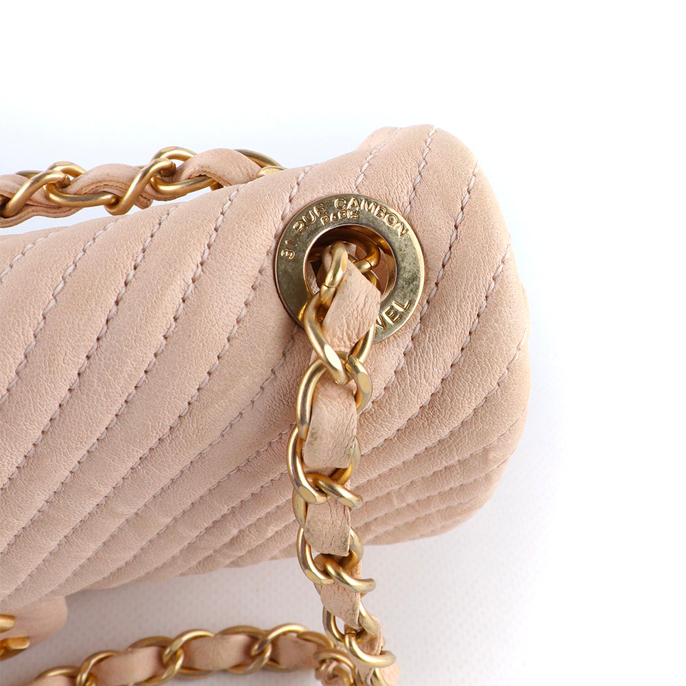 CHANEL - Sac à main Timeless 23 en cuir chevrons beige