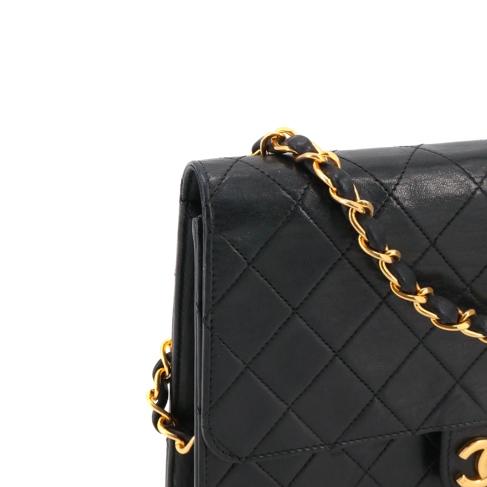CHANEL - Sac à rabat Chanel en cuir noir vintage