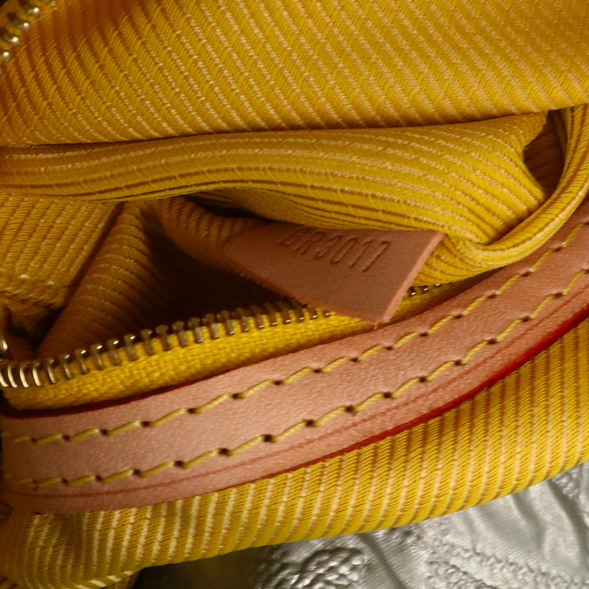 LOUIS VUITTON - Pochette Limelight Louis Vuitton Édition Limitée en soie monogrammée argenté