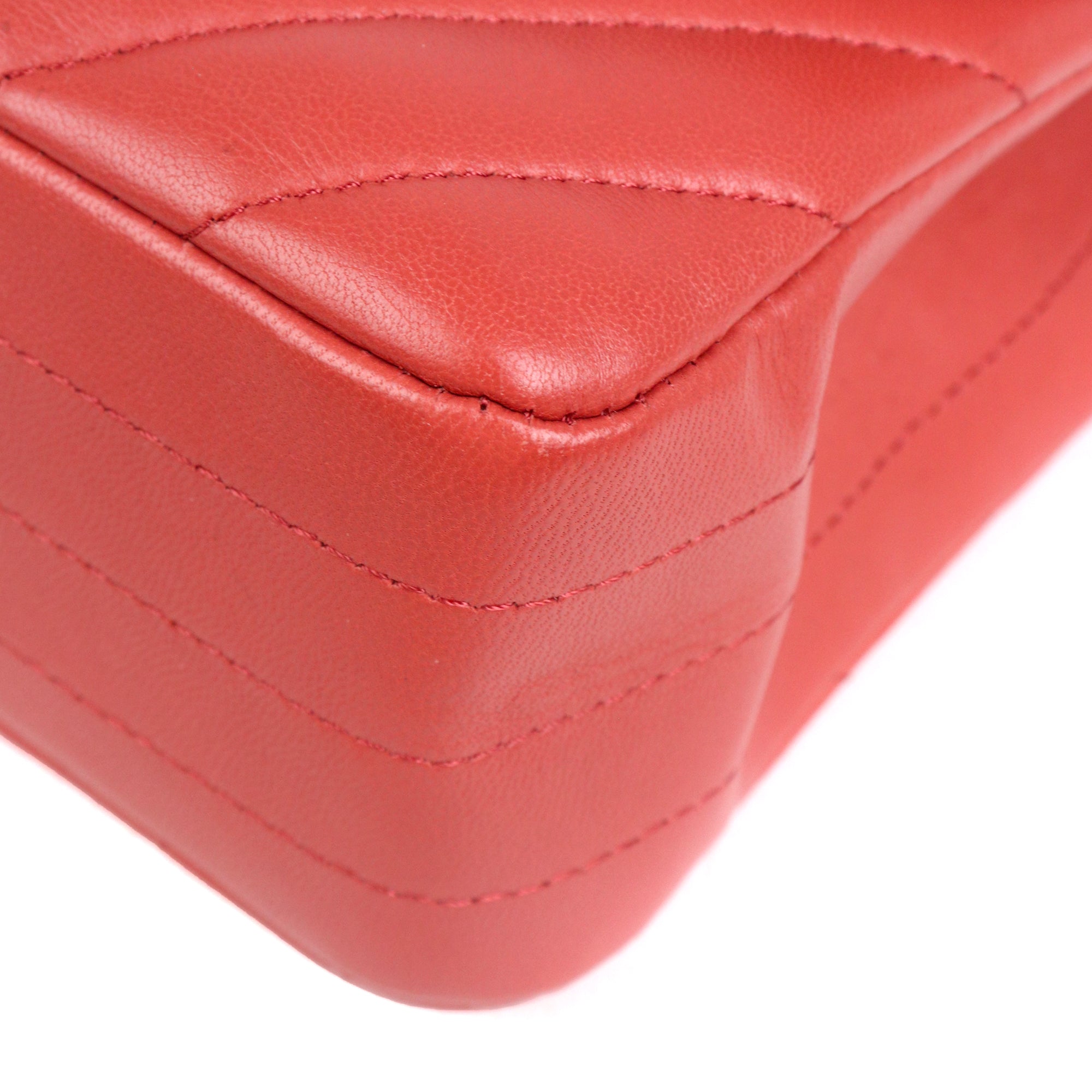 CHANEL - Sac à main Timeless/Classique medium double flap Chanel en cuir lisse chevron rose