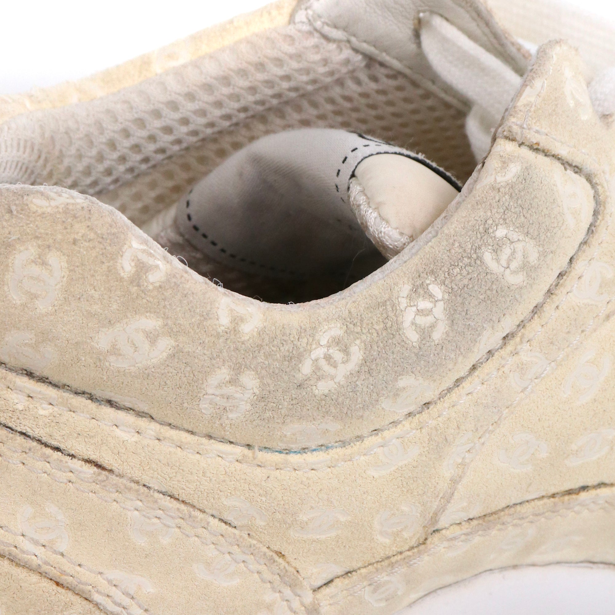 CHANEL - Sneakers CC Chanel en daim beige (T38)