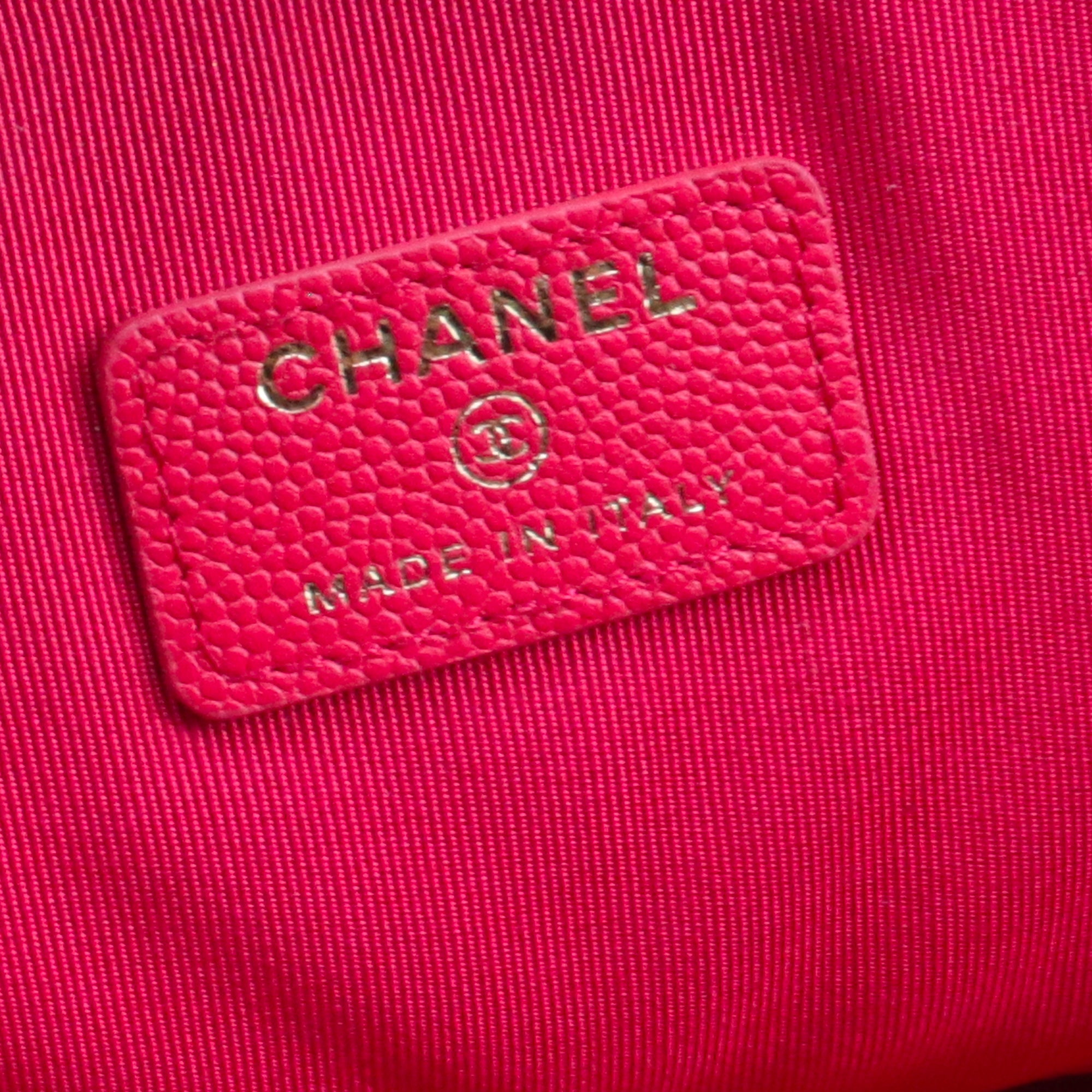 CHANEL - Pochette Chanel en cuir caviar chevron rouge