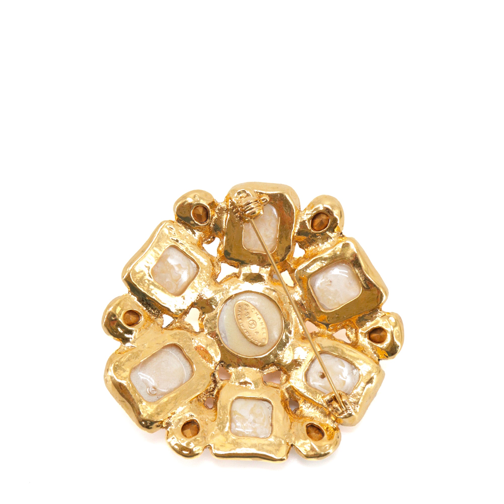 CHANEL - Broche Gripoix Chanel vintage en métal doré et perles