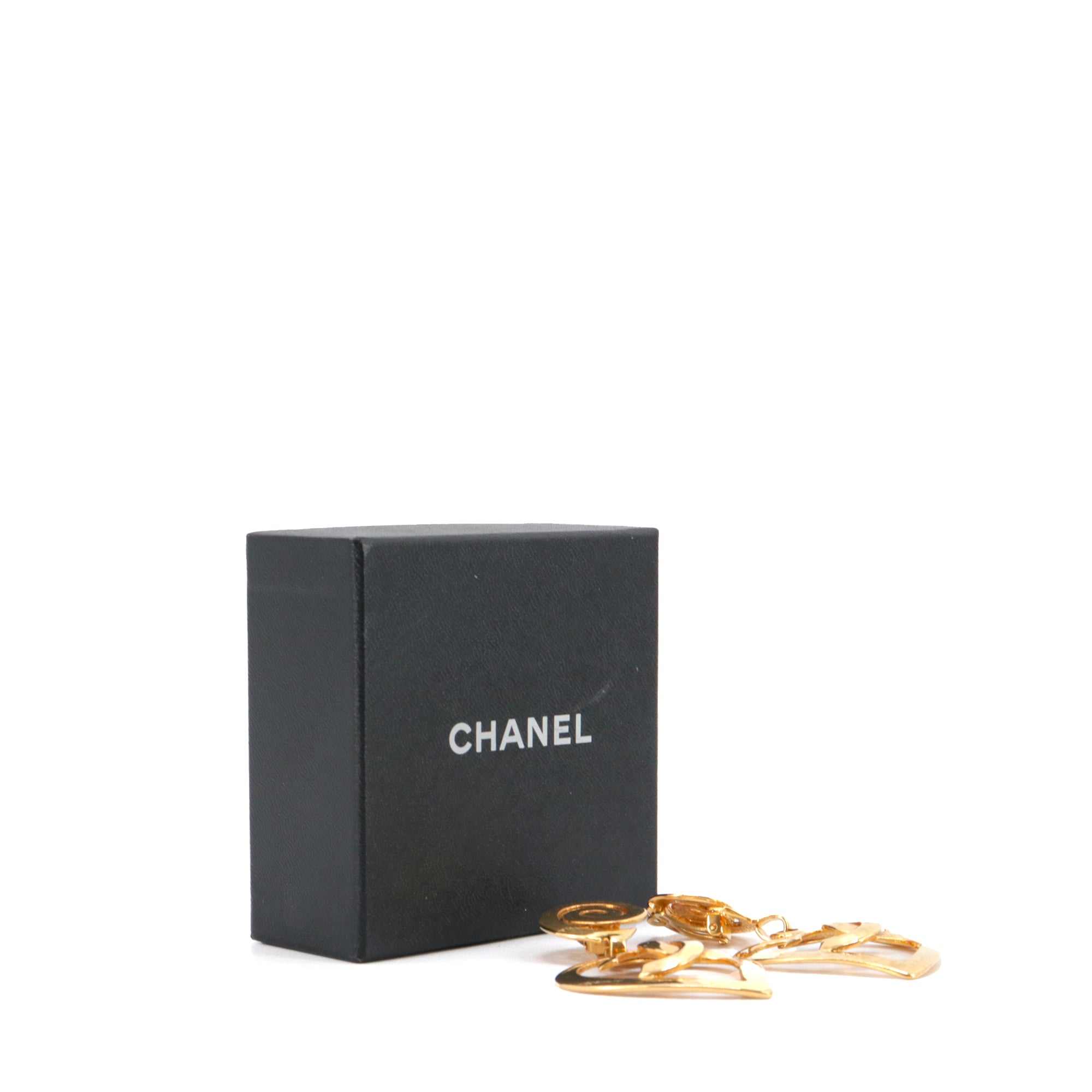 CHANEL - Boucles d'oreilles Coeur CC Chanel vintage en métal doré