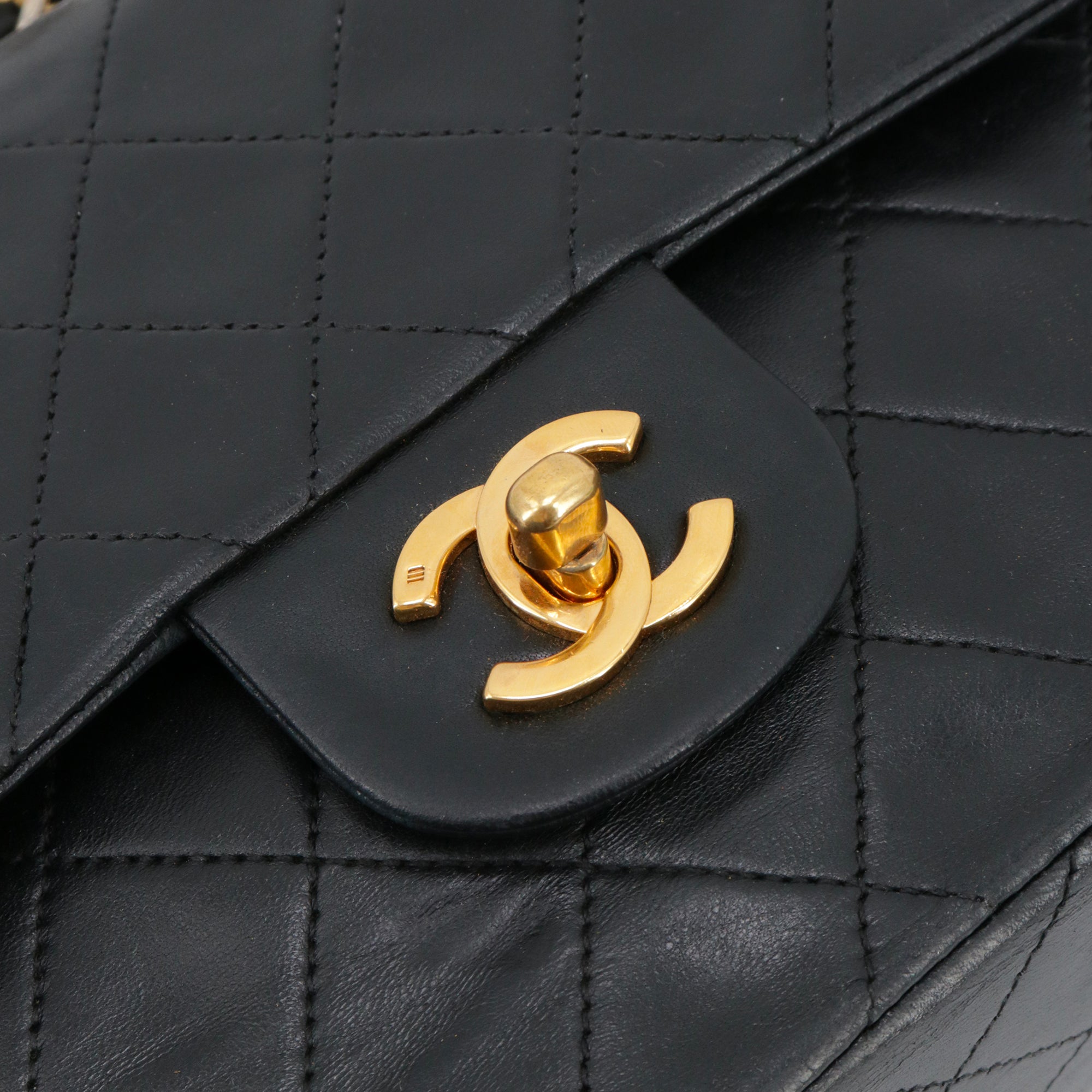 CHANEL - Sac à main Timeless 23 Chanel double flap en cuir matelassé noir