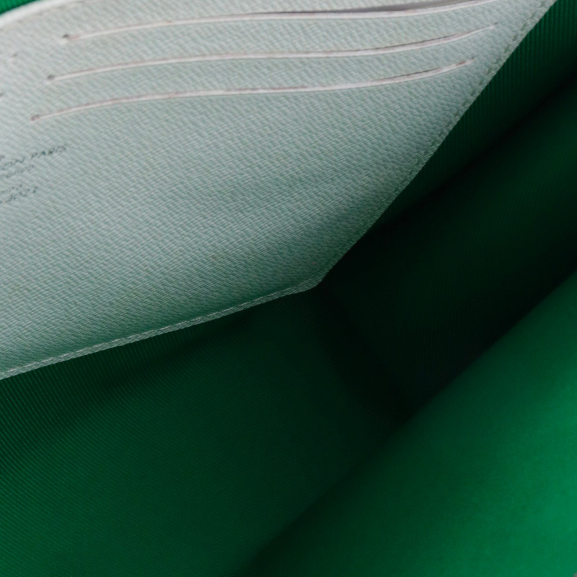 LOUIS VUITTON - Pochette Voyage MM Everyday Louis Vuitton en toile monogrammée verte