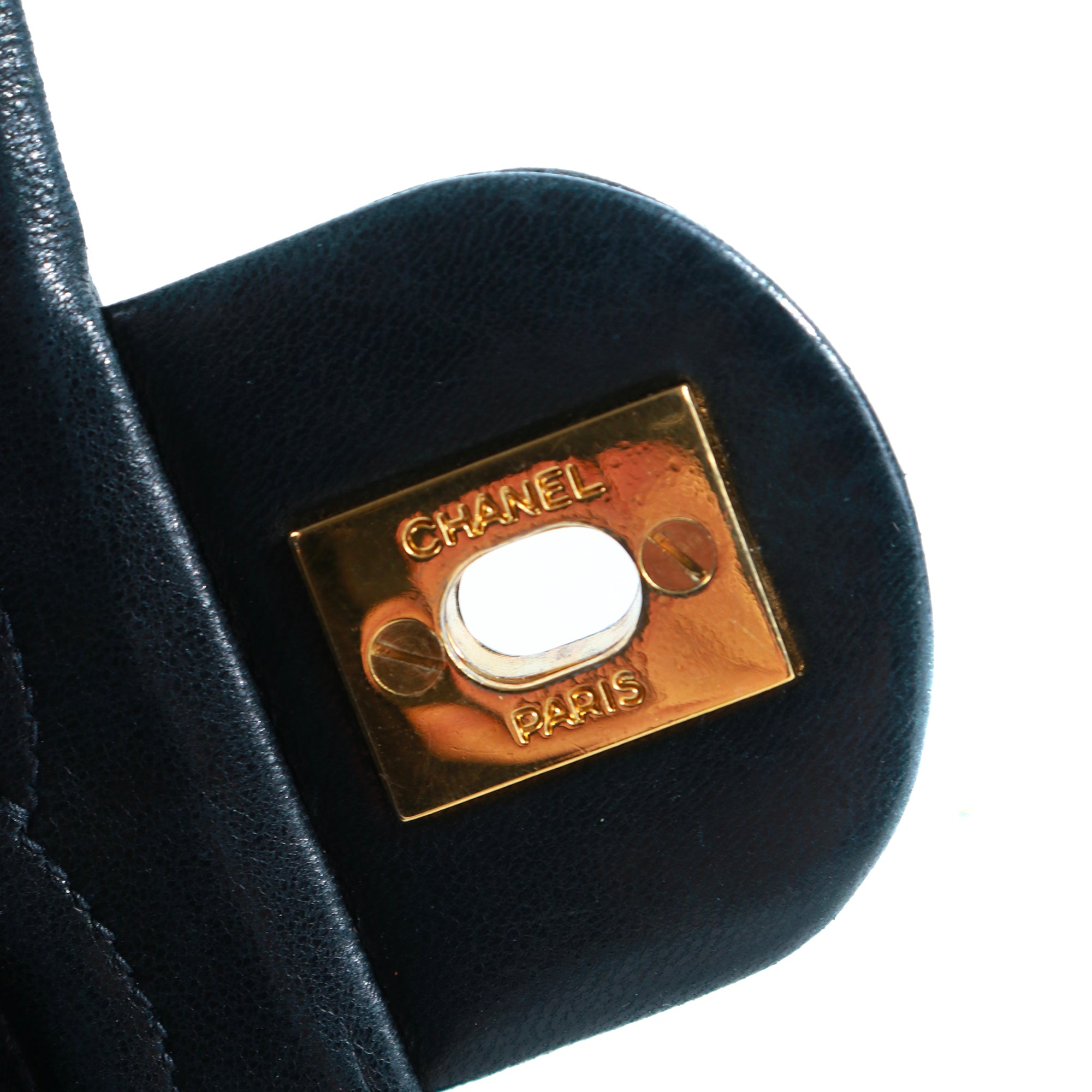 CHANEL - Sac à main Timeless Mini Square en cuir noir vintage