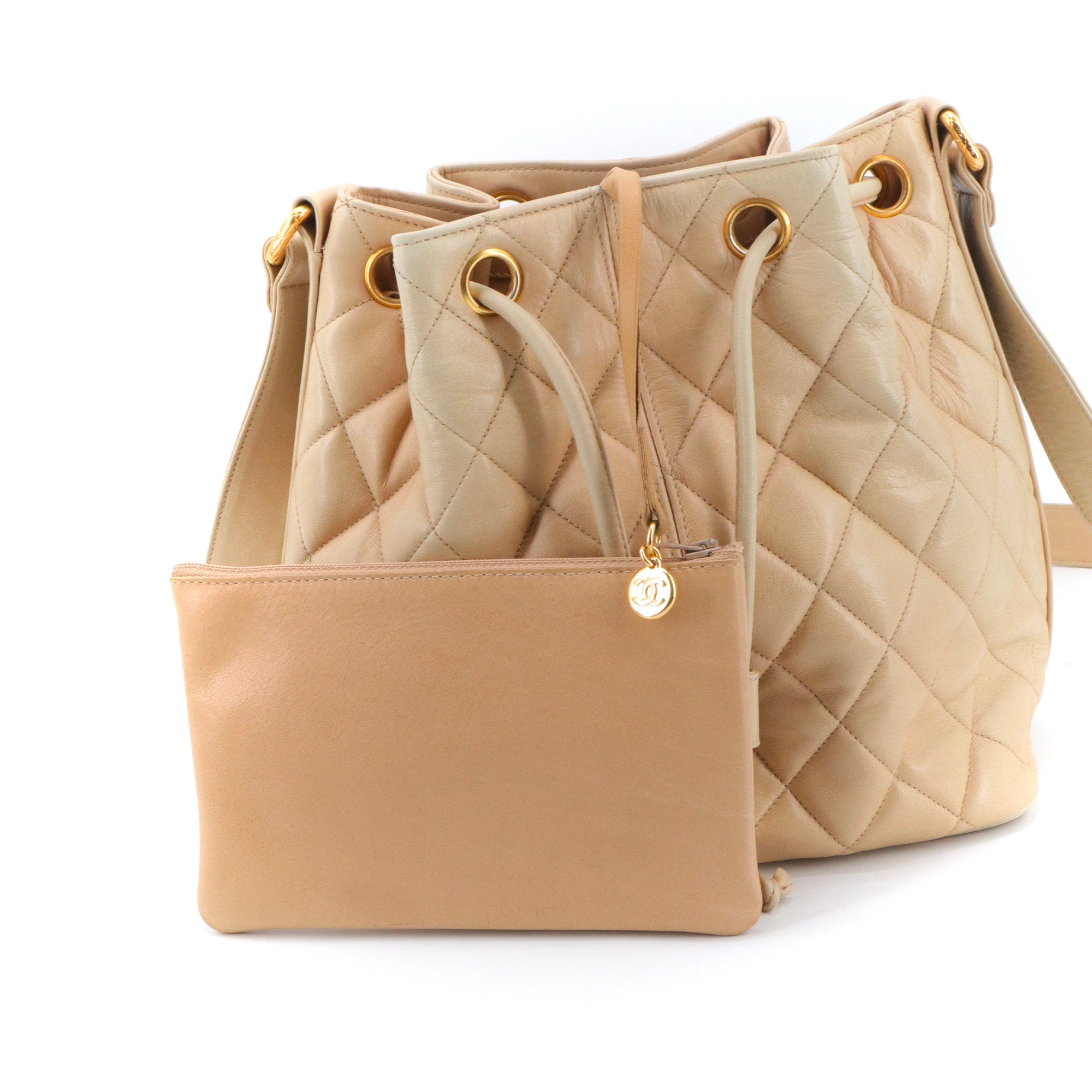 CHANEL - Sac à bandoulière Cocoball Chanel vintage en cuir matelassé beige