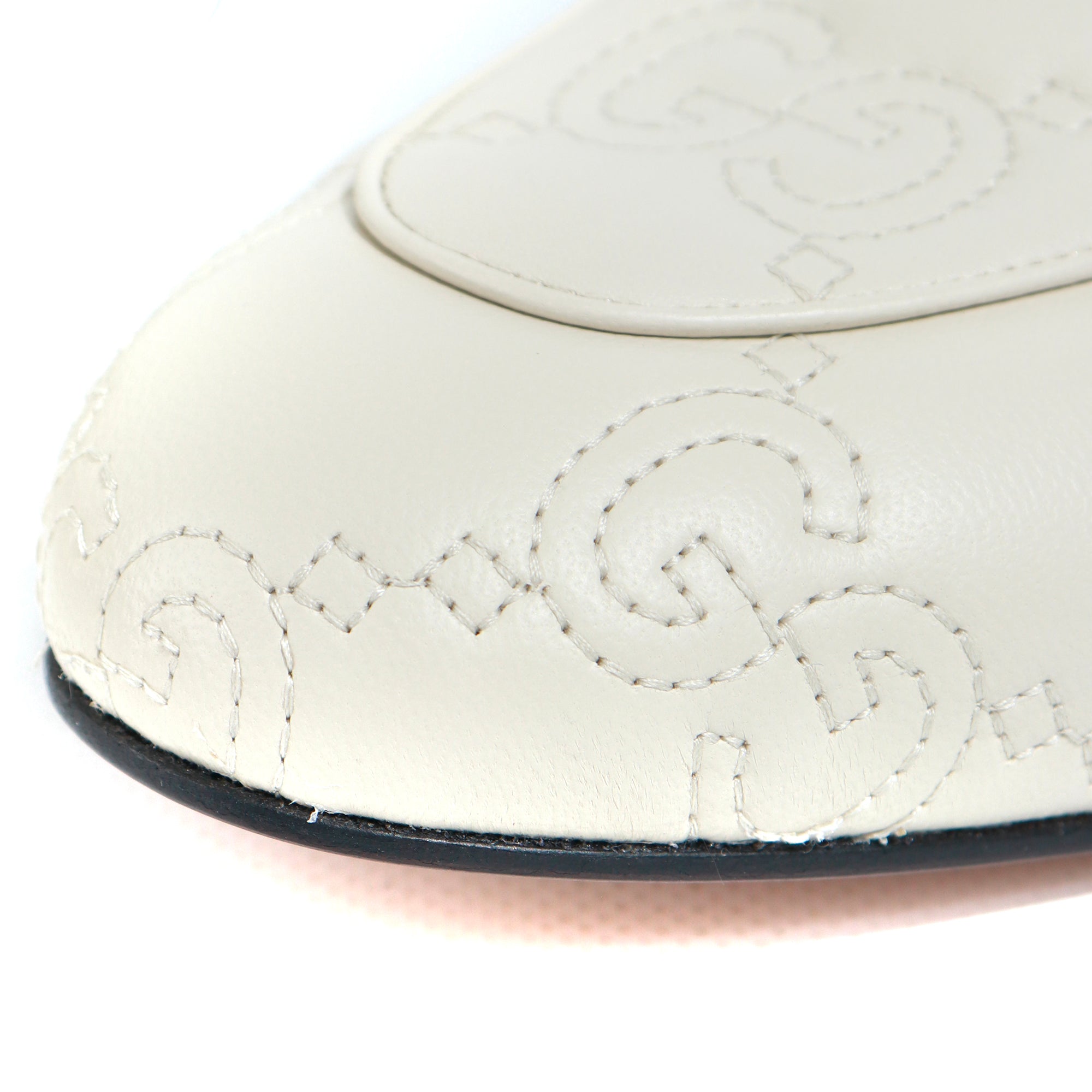 GUCCI - Mules Princetown en cuir blanc embossé GG (T40)