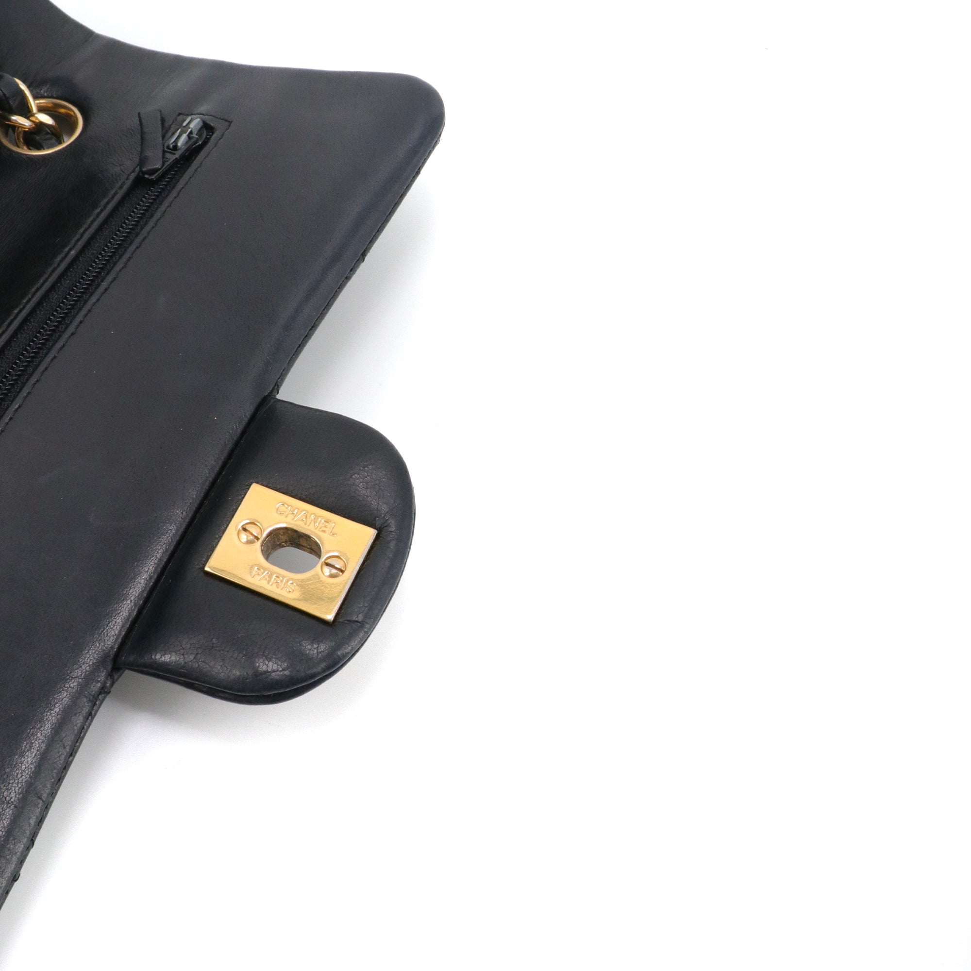 CHANEL - Sac à main Classique/Timeless 23 Chanel double flap en cuir matelassé noir