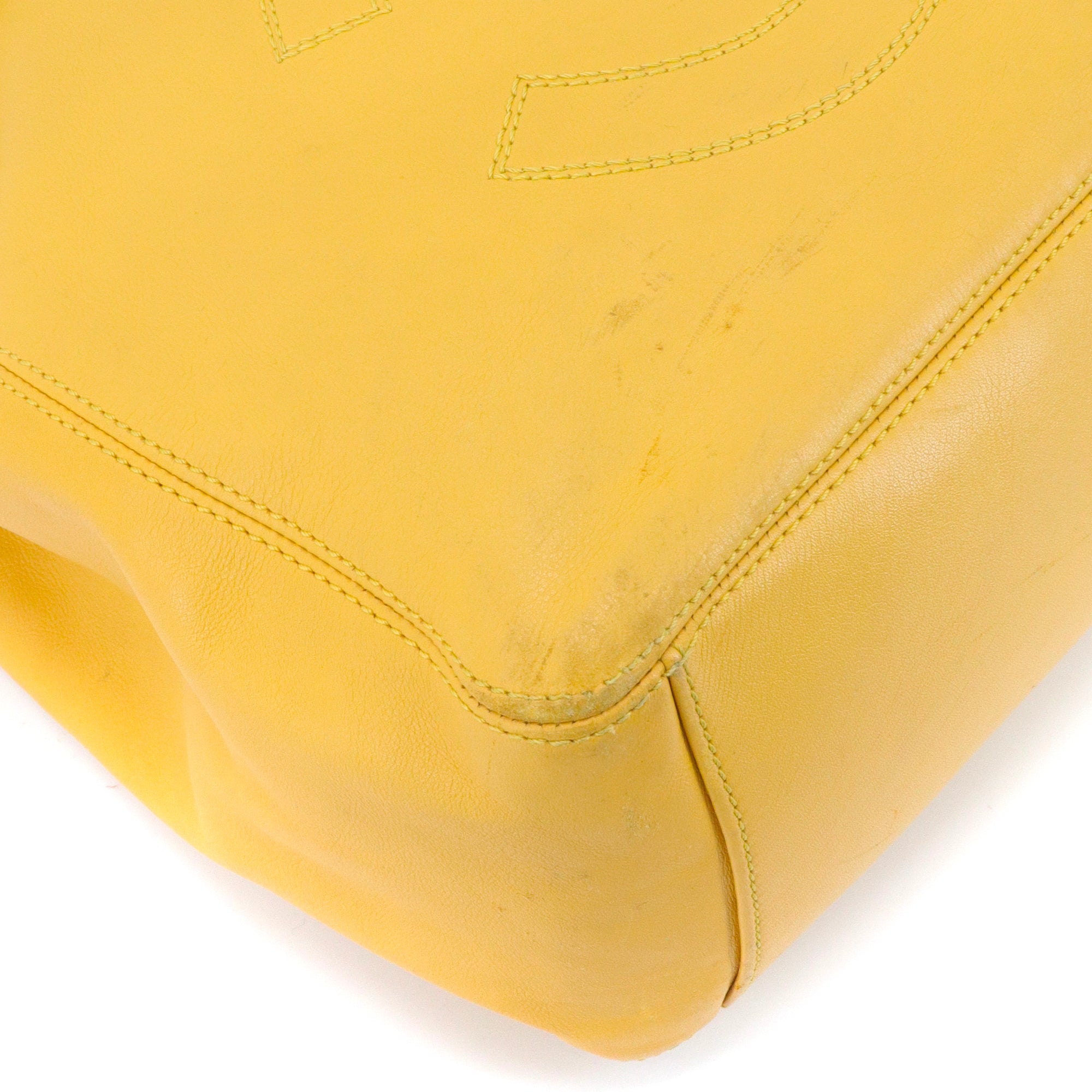 CHANEL - Sac à main Drawstring Ring Handle Chanel en cuir jaune vintage