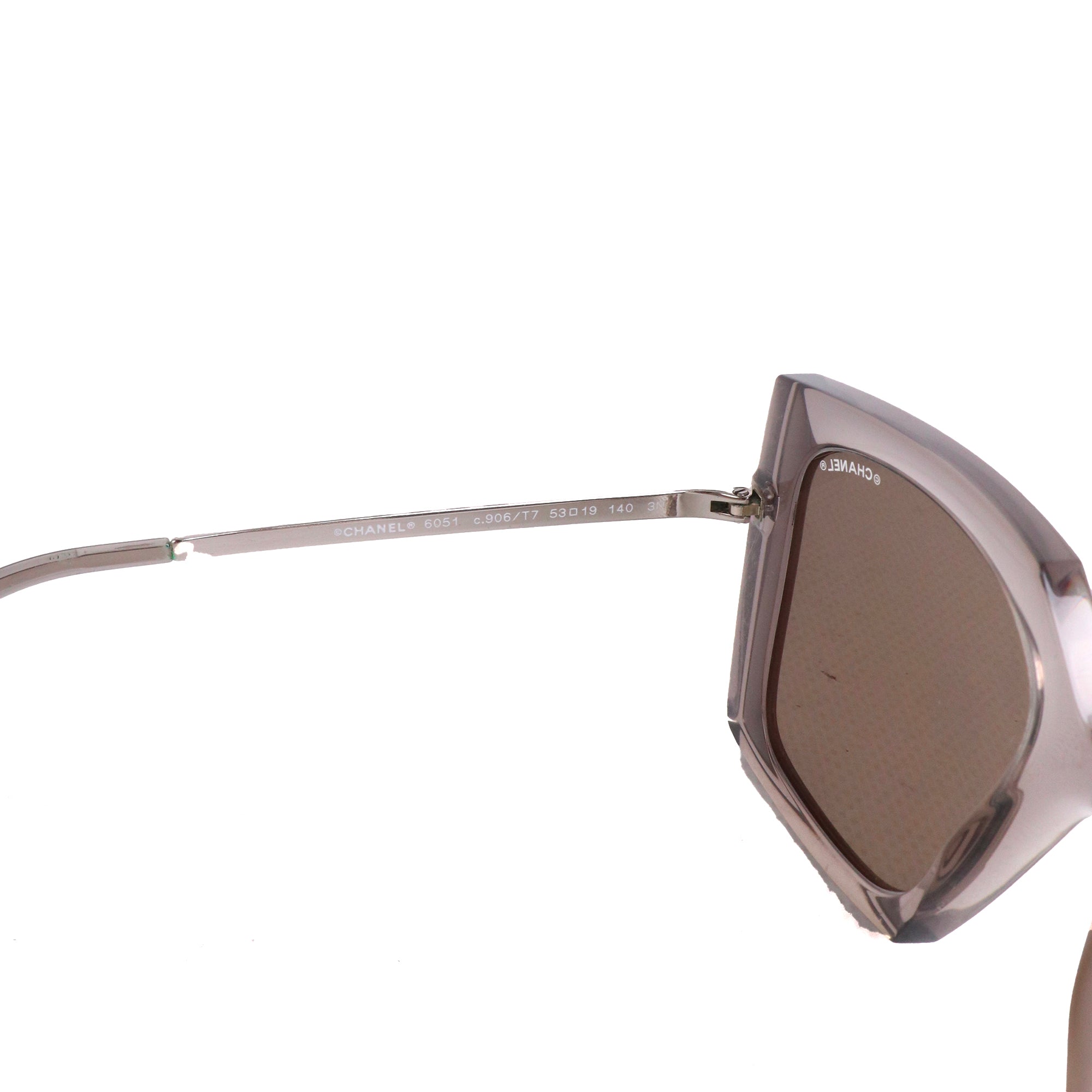 CHANEL - Lunettes de soleil Chanel en plastique transparent