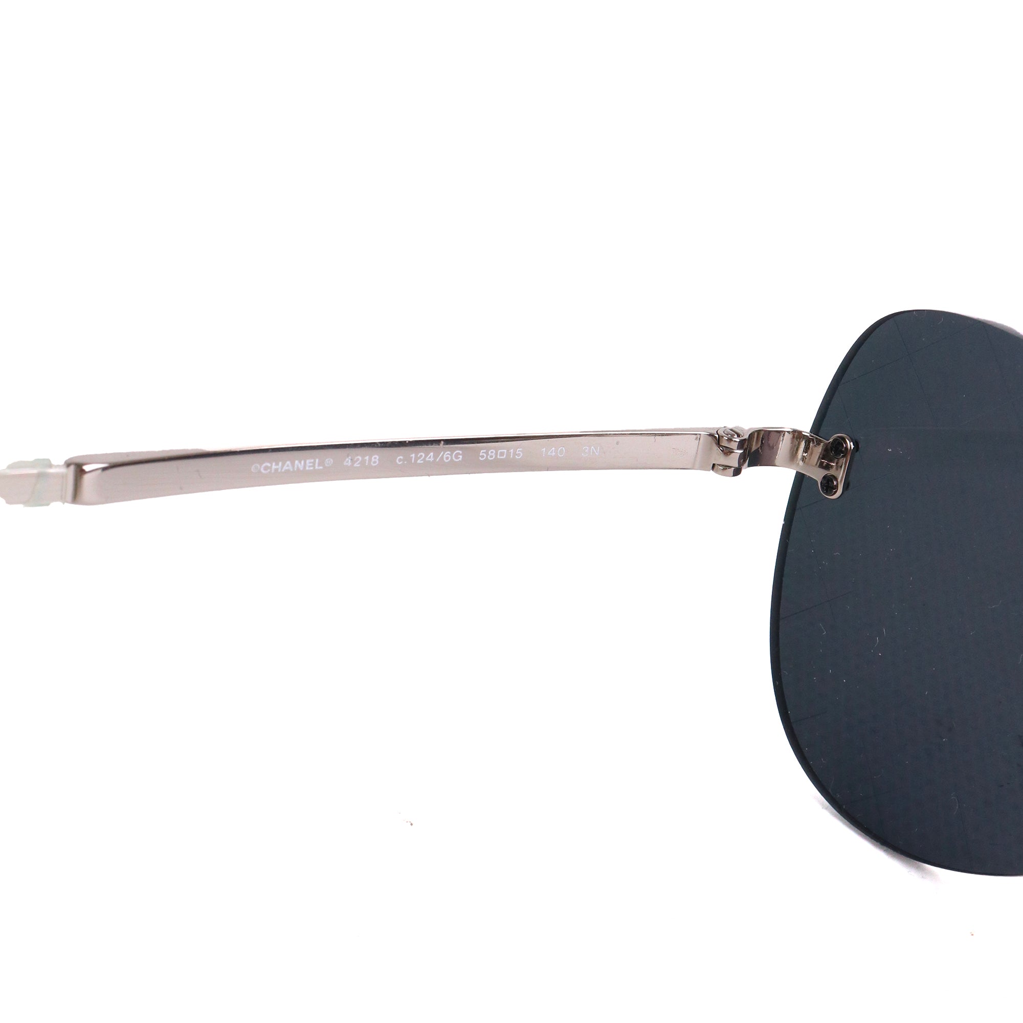 CHANEL - Lunettes de soleil Aviateur Chanel en métal argenté