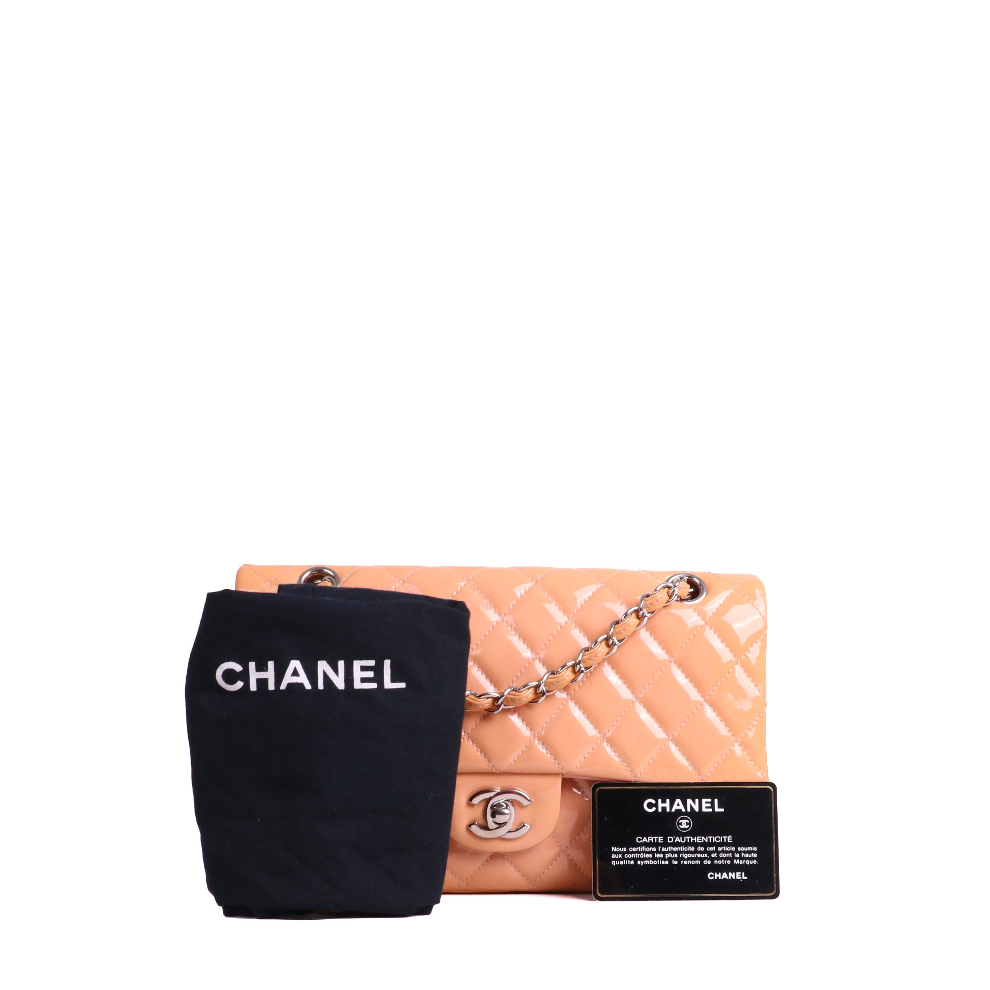CHANEL - Sac à main Classique/Timeless medium double flap Chanel en cuir matelassé beige verni