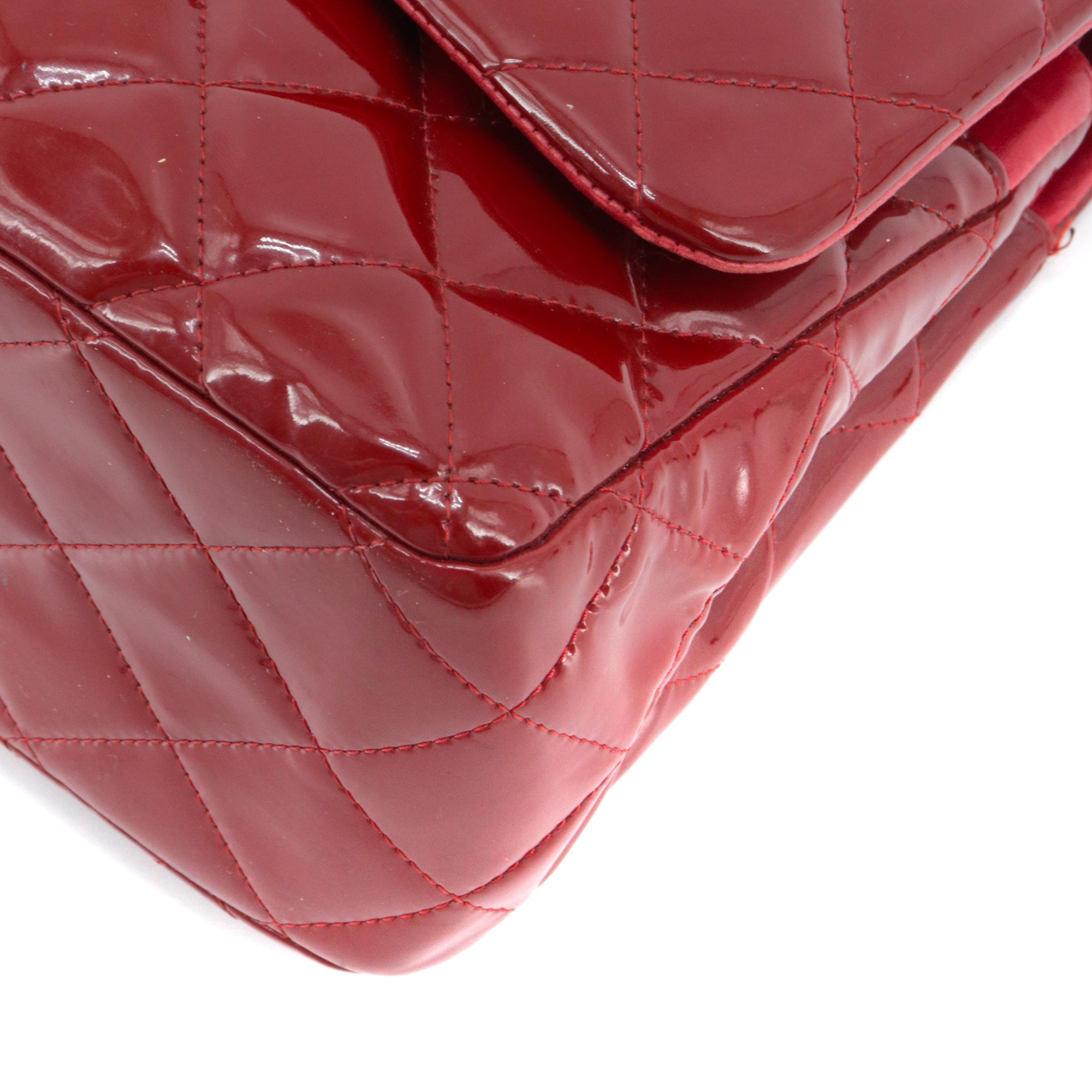 CHANEL - Sac à bandoulière Classique/Timeless Jumbo Chanel en cuir verni bordeaux