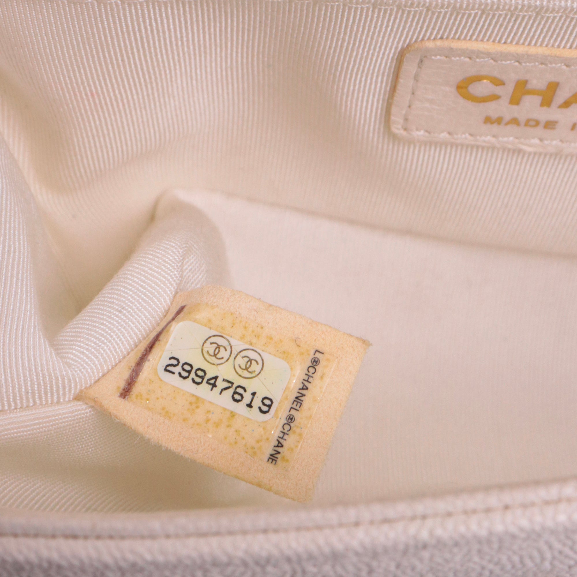CHANEL - Sac à bandoulière Boy Small Chanel en cuir caviar blanc