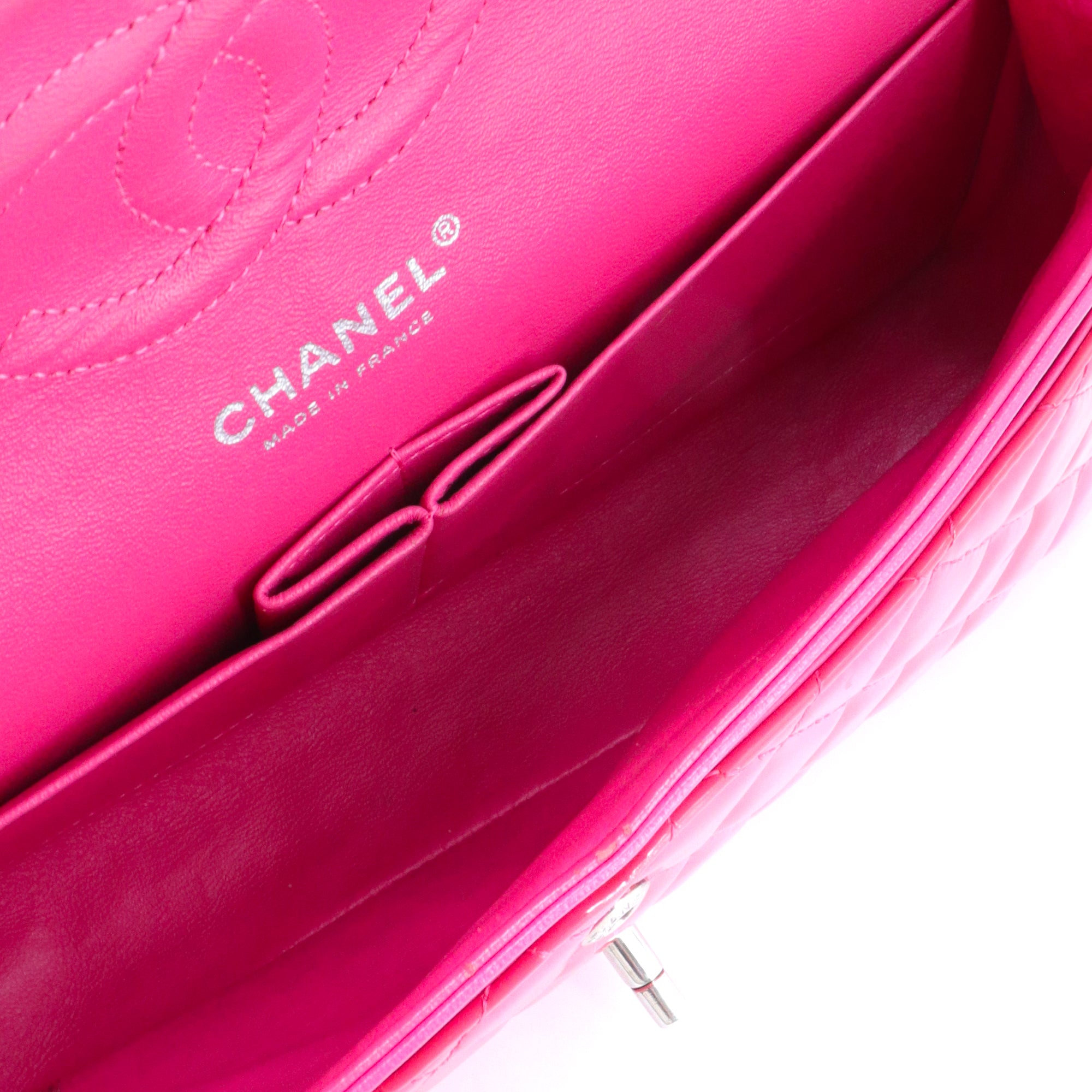 CHANEL - Sac à main Classique/Timeless Chanel medium double flap Chanel en cuir verni rose