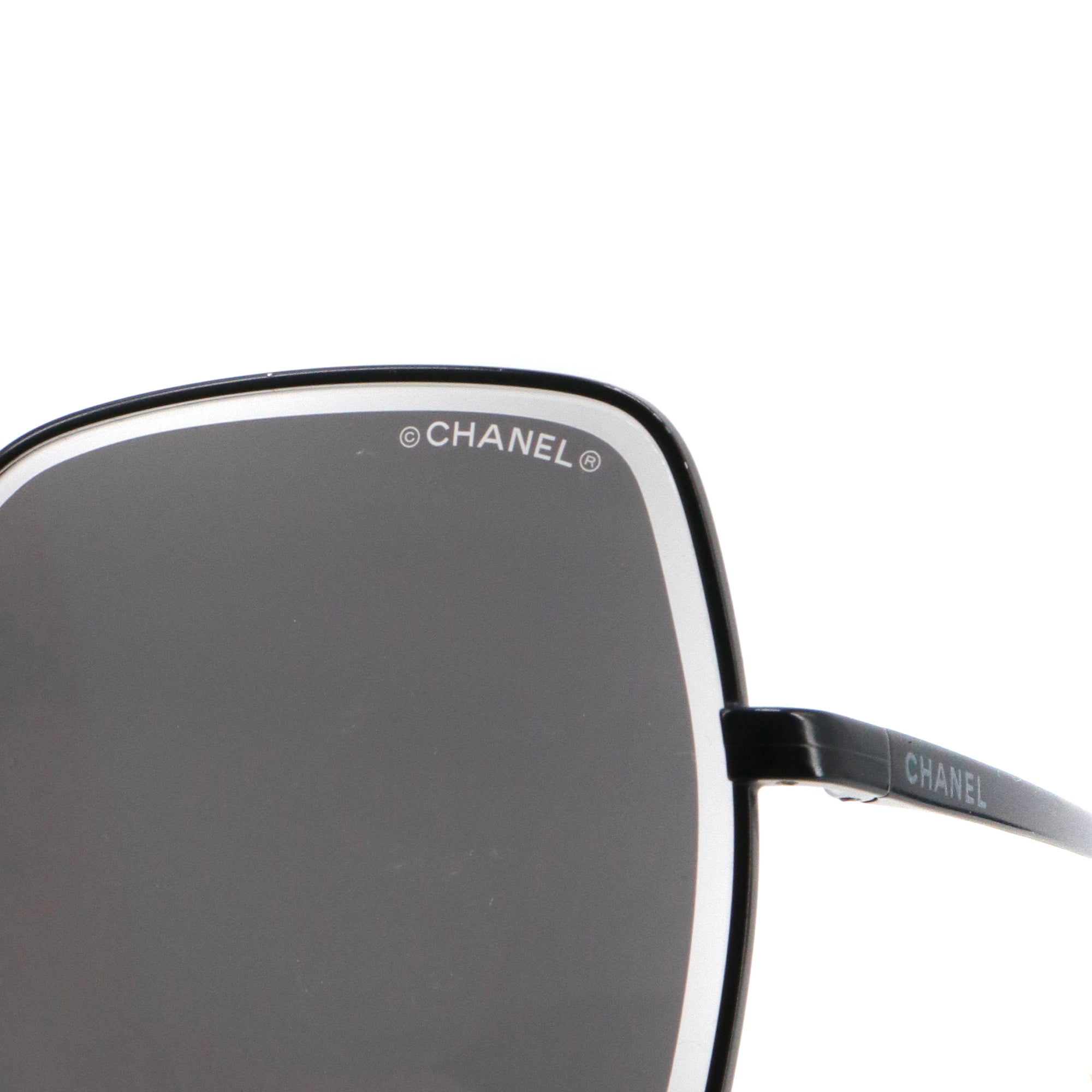 CHANEL - Lunettes de soleil Chanel en métal noir avec chaîne en perles