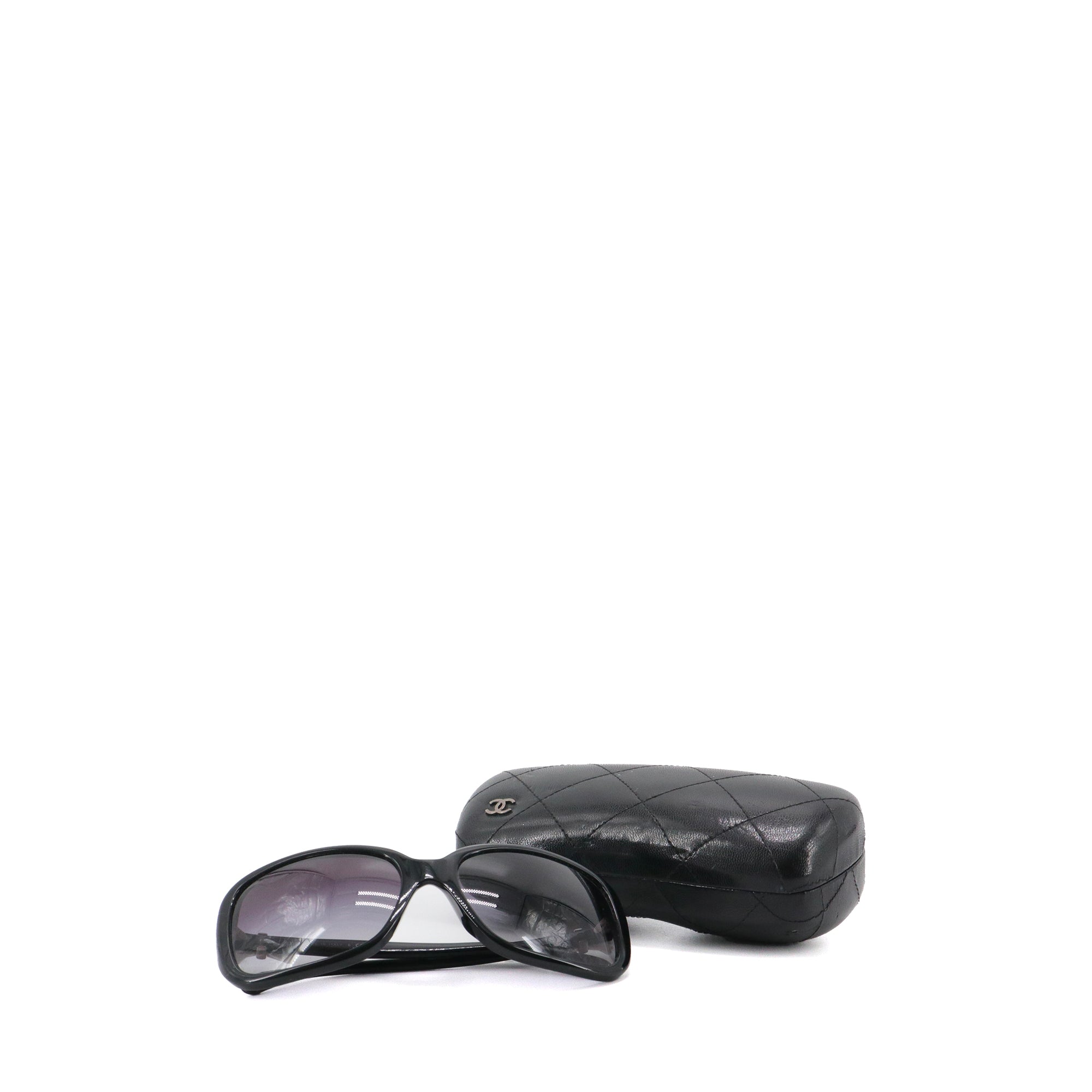 CHANEL - Lunettes de soleil Chanel en plastique noir